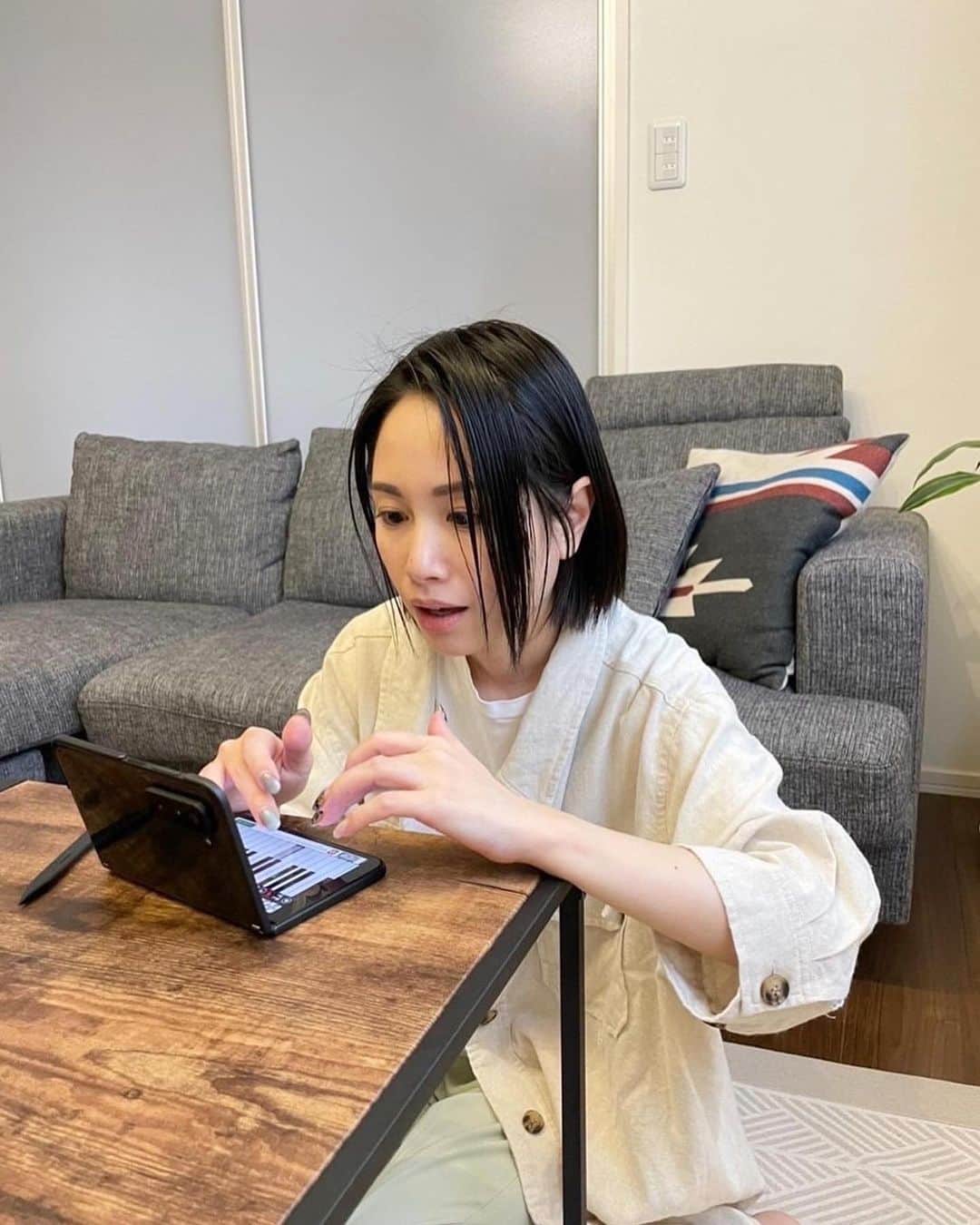 寺田有希さんのインスタグラム写真 - (寺田有希Instagram)「PCを持ち歩くのが大変すぎる😱！ と悩んでいたところにお話をいただき、実はこの度、2画面スマホデビューをしました🙌✨  今年の頭に日本でも発売となった、 「Surface Duo 2」です📱✨  2画面のやつ初めて使ったけど、すごいんだね😳！  左右の画面で、それぞれ違うアプリを立ち上げれる！ これがすごいし、めっちゃ便利😳！  職業柄、動画とか原稿のチェックをすることが多いんです。 それをスマホでやろうと思ったら、気になった部分をメモするために、一度確認画面を閉じて、メモアプリ立ち上げて、書いて、また確認画面に戻る、って往復を何度もやらなきゃいけなくて… できなくはないけど、時間かかるし面倒で😨  「Surface Duo 2」なら、確認とメモが同時にできる！！！ スマホでは開けないデータも、この子なら開けたりするし！ 便利やー😂✨ 本を出した時に、そばにいてほしかったぜ😂笑  私は確認作業の他に、 7月に出演が決まってるミュージカル準備も始まったので！ 「譜面見ながら、キーボードで音取り」したり、 「zoom会議しながらメモ」したり、 「TwitterとInstagram、SNSを同時確認」したりしてるよ！ あと、メール確認も2画面だとめっちゃ効率よくできる！右画面でメール見てて、添付ファイルをタップしたら、勝手に左画面にファイルの中身が映し出されたりするのよ😳！ すごい便利😳✨  メモアプリとかも充実してるし、タッチペンもあるから、職業とか用途によって使い方考えたら、この2画面はかなり活躍してくれると思います🤔✨  折り畳んだらKindle読むのにいいサイズで！ 本が読む気になれたのもありがたい😂✨  ロック解除が指紋認証なのも楽だね👏  と。 PC並みの活躍をしてくれるのに、小さいバッグに入ってくれるってのがもう！！！ ありがたすぎます😂👏 お気に入りのバッグにもすっぽり！ 男性ならパンツのポケットで充分入ると思う🙆‍♀️✨  外で仕事をしなければいけない時、PC入れた大きくて重いトートバッグをわざわざ提げて、外出してたんだけどさ💦  これで重いデカいトートバッグから解放されるかも🥺✨  「PC作業が多い」 「でも外出もしなければいけない！」 そんな人にはめっちゃオススメ👍  私ももうちょっと自分なりの使い方を研究して、PC持ち歩き生活から脱却したいなって思ってます😤✨  2画面スマホかあ。 今まで選択肢になかったけど、これはだいぶアリです🙆‍♀️✨ #surface #surfaceduo2 #pr #duo2レビュー #もうスマホには戻れない #スマホ #スマートフォン #ガジェット #フリーランス #フリーランス女子 #寺田有希 #teradayuki」5月24日 20時00分 - terada_yuki