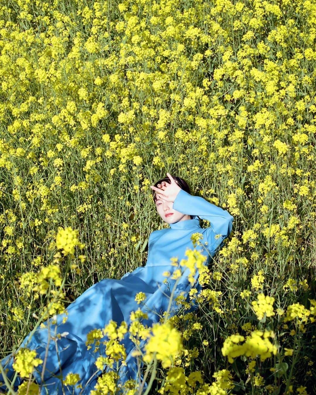 みこさんのインスタグラム写真 - (みこInstagram)「スタイリストで衣装家の @yui_iwatsu さんの作品『花便り』のミューズに選んでいただきました。  マガジンで連載されているようです。リンクをストーリーに貼っておくので、是非、マガジンの中で岩津さんの言葉と一緒にビジュアル楽しんでいただけると嬉しいです😌🤍  muse @mico_sis  photographer @yuisakai_  hairmake @misatoawaji  sentence @_ayanelle_  design @sampo_toki  direction & costume @yui_iwatsu  special thanks @keico_acce」5月24日 20時50分 - mico_sis