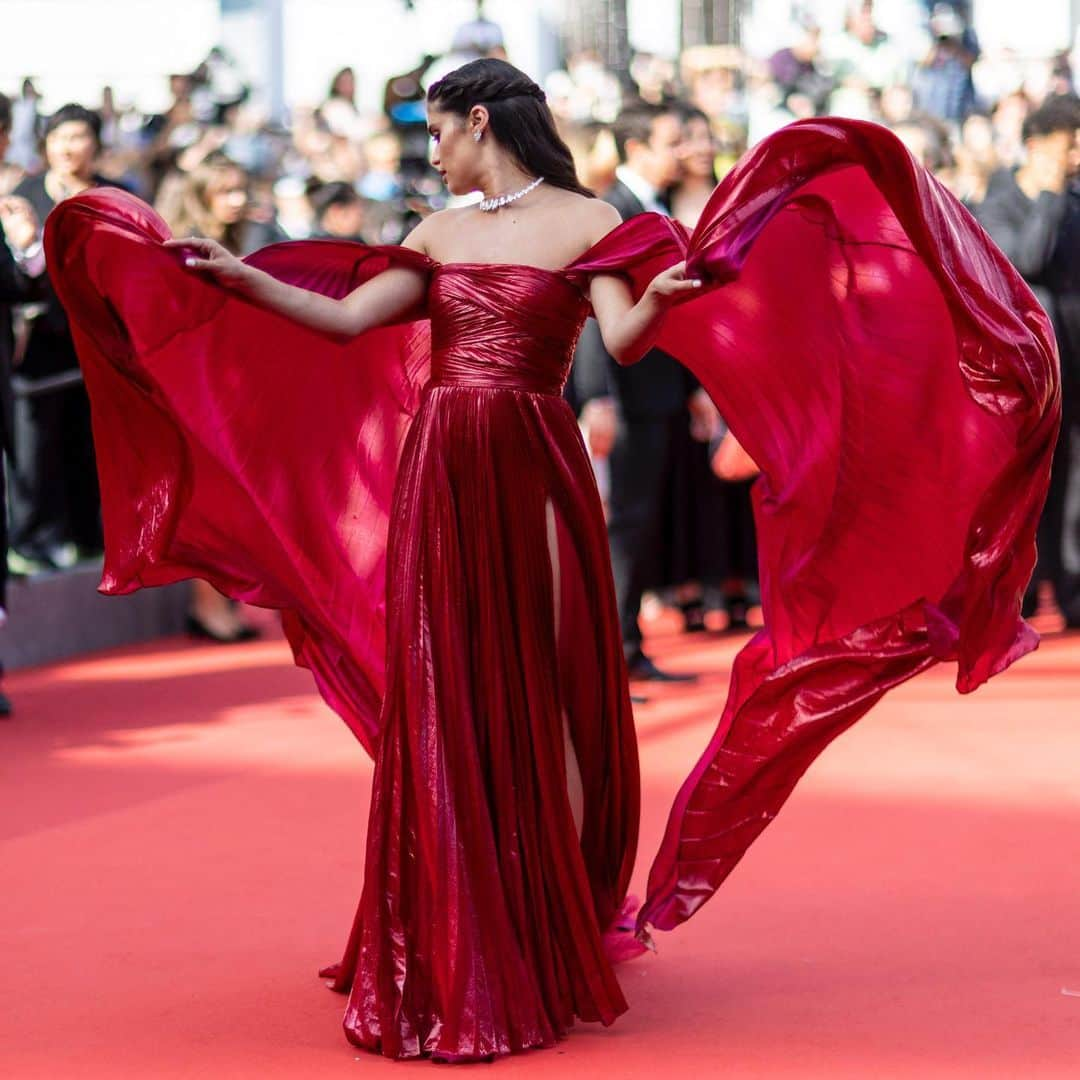 サラ・サンパイオさんのインスタグラム写真 - (サラ・サンパイオInstagram)「Been wanting do to another red moment in Cannes for a while! So when I tried this @zuhairmuradofficial dress I knew this was the one! And then @mimicuttrell showed me these red velvet @jimmychoo and I almost squeak 😍 Thank you @zuhairmuradprivate for always doing the red dresses of my dreams! And @jimmychoo for the most perfect shoes I’ve ever worn. ❤️❤️💃🏽 #cannes #cannes2022」5月24日 21時15分 - sarasampaio