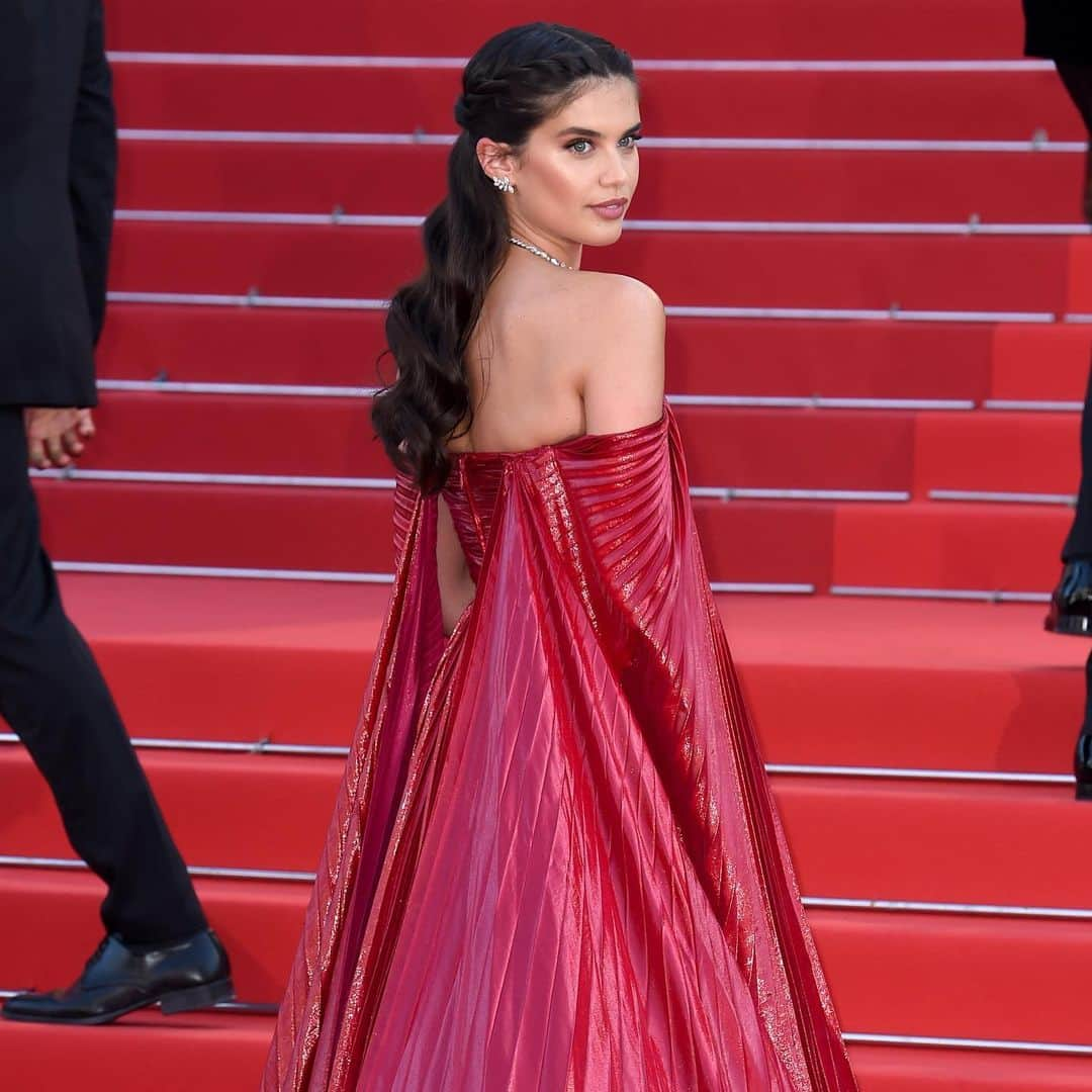 サラ・サンパイオさんのインスタグラム写真 - (サラ・サンパイオInstagram)「Been wanting do to another red moment in Cannes for a while! So when I tried this @zuhairmuradofficial dress I knew this was the one! And then @mimicuttrell showed me these red velvet @jimmychoo and I almost squeak 😍 Thank you @zuhairmuradprivate for always doing the red dresses of my dreams! And @jimmychoo for the most perfect shoes I’ve ever worn. ❤️❤️💃🏽 #cannes #cannes2022」5月24日 21時15分 - sarasampaio