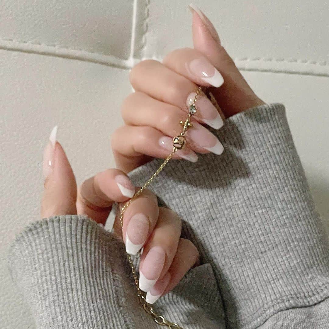 あやちゃんさんのインスタグラム写真 - (あやちゃんInstagram)「ネックレスネイル🤍 アクセサリーモチーフｶﾜｲｲ-⁽ -´꒳`⁾- @unflair_shinjuku でいつもお願いしてるよ💎✨  今はちょーシンプルネイルになってしまった😂😂これは飛び込みでやってもらったやつ！💅 早く可愛くしてもらいたい🤍🤍  #ネイルデザイン #ネックレスネイル  #指輪ネイル #アクセサリーネイル  #ピンクネイル #フレンチネイル #ストーンネイル #韓国ネイル #ワンホンネイル #中国ネイル #シンプルネイル #新宿ネイルサロン」5月24日 21時16分 - aya.you.love.r
