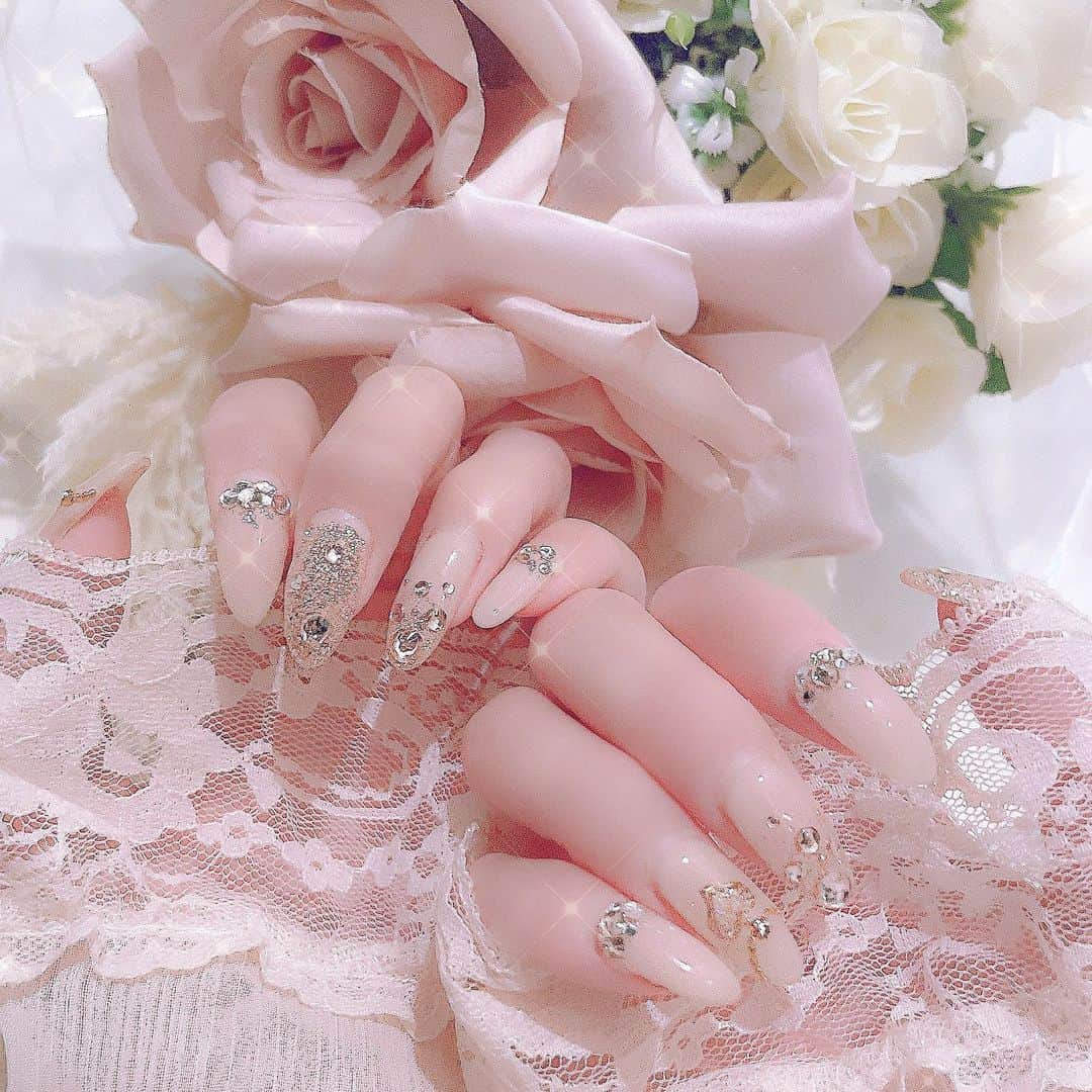 あやちゃんさんのインスタグラム写真 - (あやちゃんInstagram)「ネックレスネイル🤍 アクセサリーモチーフｶﾜｲｲ-⁽ -´꒳`⁾- @unflair_shinjuku でいつもお願いしてるよ💎✨  今はちょーシンプルネイルになってしまった😂😂これは飛び込みでやってもらったやつ！💅 早く可愛くしてもらいたい🤍🤍  #ネイルデザイン #ネックレスネイル  #指輪ネイル #アクセサリーネイル  #ピンクネイル #フレンチネイル #ストーンネイル #韓国ネイル #ワンホンネイル #中国ネイル #シンプルネイル #新宿ネイルサロン」5月24日 21時16分 - aya.you.love.r