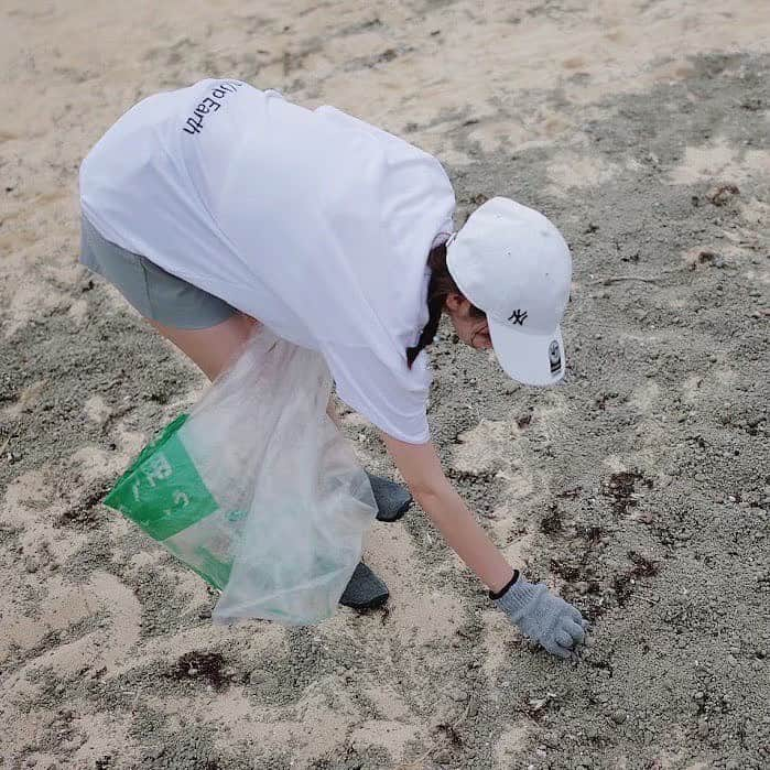 木下ひなこさんのインスタグラム写真 - (木下ひなこInstagram)「この1枚目の写真なんか好きなんだよね🤣💕  石垣島では シュノーケリング🤿や登山🥾 先日投稿したSUPや ビーチクリーンもしてきました🏖  とっても海がキレイな石垣島ですが 離島なので漂着ごみが ビーチにたくさんありました😣 ウミガメが誤って食べてしまったりすることもあるようです、、😢 ほんのわずかではありますが 自然動物のことを思いながら漂着ごみを拾っていきました!!! 拾ったゴミはリサイクルで♻️ Tシャツやリプラモになるそう👏👏  様々な国からの漂流ごみがあり、 拾っていて"こんなものも流れ着くのか😳"という 驚きや楽しさもありました!!! また石垣島に来た際に ビーチクリーンに参加したいなと思います🫡✨ ((漂流ごみの臭いは強烈でした🤣))  #MakeUpEarth#2Zi#地球を綺麗に #SDGs#アフターコロナ#aftercovid19#travel#toure #旅#旅行#石垣島#replamo#リプラモ」5月24日 21時37分 - hinako_0525