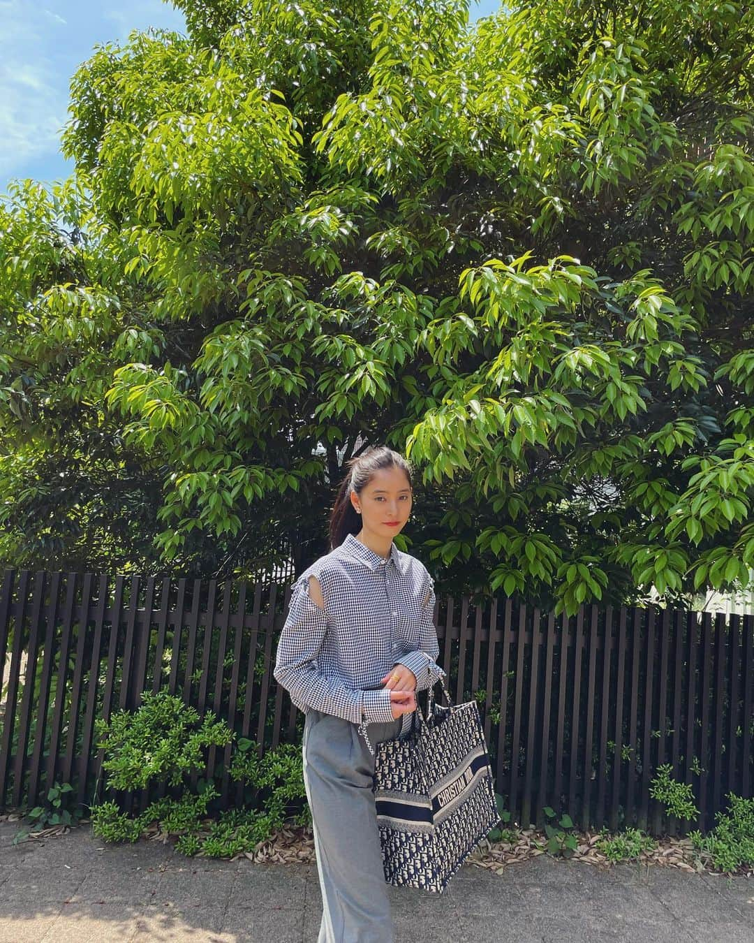 新木優子さんのインスタグラム写真 - (新木優子Instagram)「撮影の日の私服♡  shirt : @soduk_official  bottom : @zara  bag : @dior」5月24日 22時06分 - yuuuuukko_