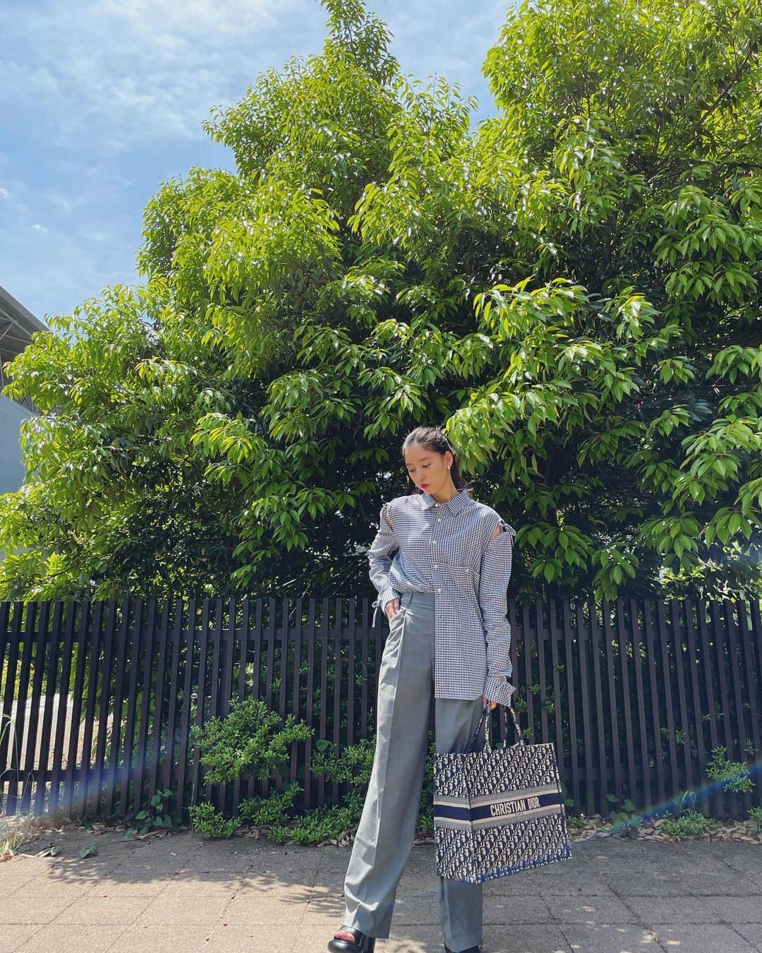 新木優子さんのインスタグラム写真 - (新木優子Instagram)「撮影の日の私服♡  shirt : @soduk_official  bottom : @zara  bag : @dior」5月24日 22時06分 - yuuuuukko_