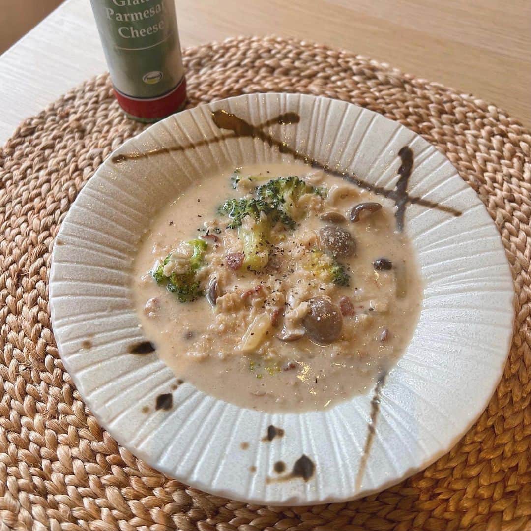 亜里沙さんのインスタグラム写真 - (亜里沙Instagram)「Oatmeal cream rissoto💫 用燕麥片和豆漿做的簡單又健康rissoto 加入多一點蔬菜比較好吃〜🥦🍄 也可以加雞肉🦤  朝かお昼ご飯にオートミールをリゾットにして ちょいちょい食べてます。 豆乳を使って簡単ヘルシーだし、 野菜多めの方が食べ応えあって美味しく食べられます🍴 おすすめはブロッコリー・きのこ、 さらに鶏肉も入れればお腹いっぱいになる:)」5月24日 22時07分 - alisa_0302