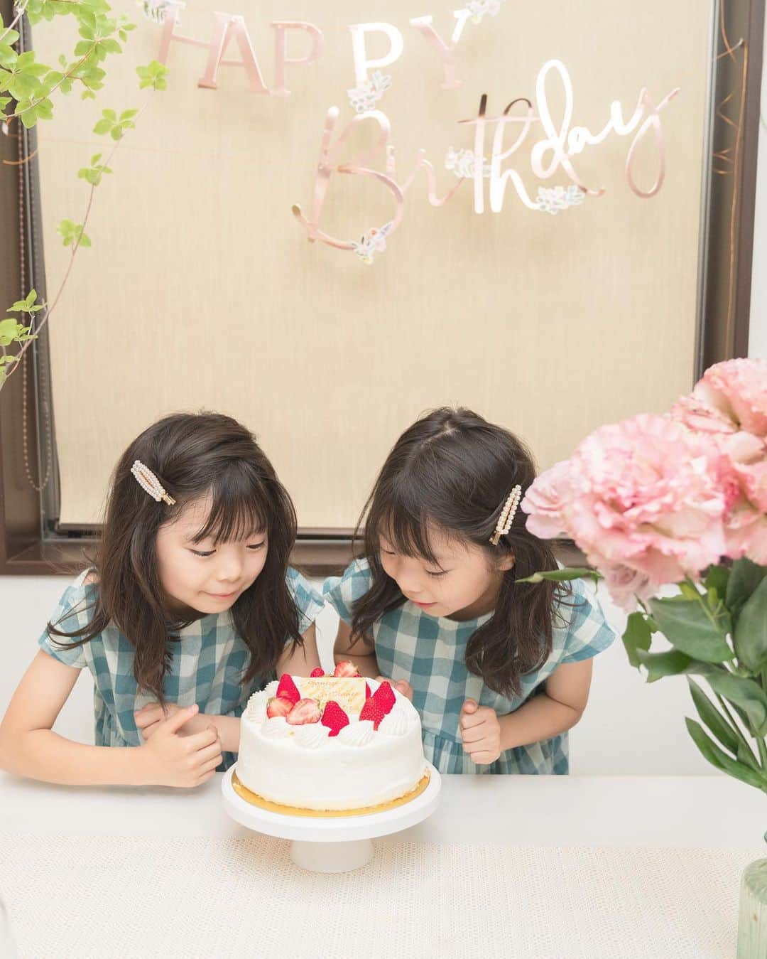 Yukiさんのインスタグラム写真 - (YukiInstagram)「双子のお誕生日にたくさんのコメントやDMをくださりありがとうございます☺️✨✨  9歳のお祝いケーキ🎂 を成長期な三姉妹に合わせて 大きめサイズにしたら大喜びしてくれました☺️✨  ふと、お姉さんになったなぁーと感じることもあるけどまだまだ小学３年生😊💓💓  抜けてる私よりもさらに抜けてるところもあるので🤭💗w しっかり見守っていきたいと思います🤗✨  9歳の双子もよろしくお願いします🤗💓💓  one-piece @pairmanon   happy birthday @doubleknot_party   flower @flowership_official」5月24日 22時18分 - yukikuu96