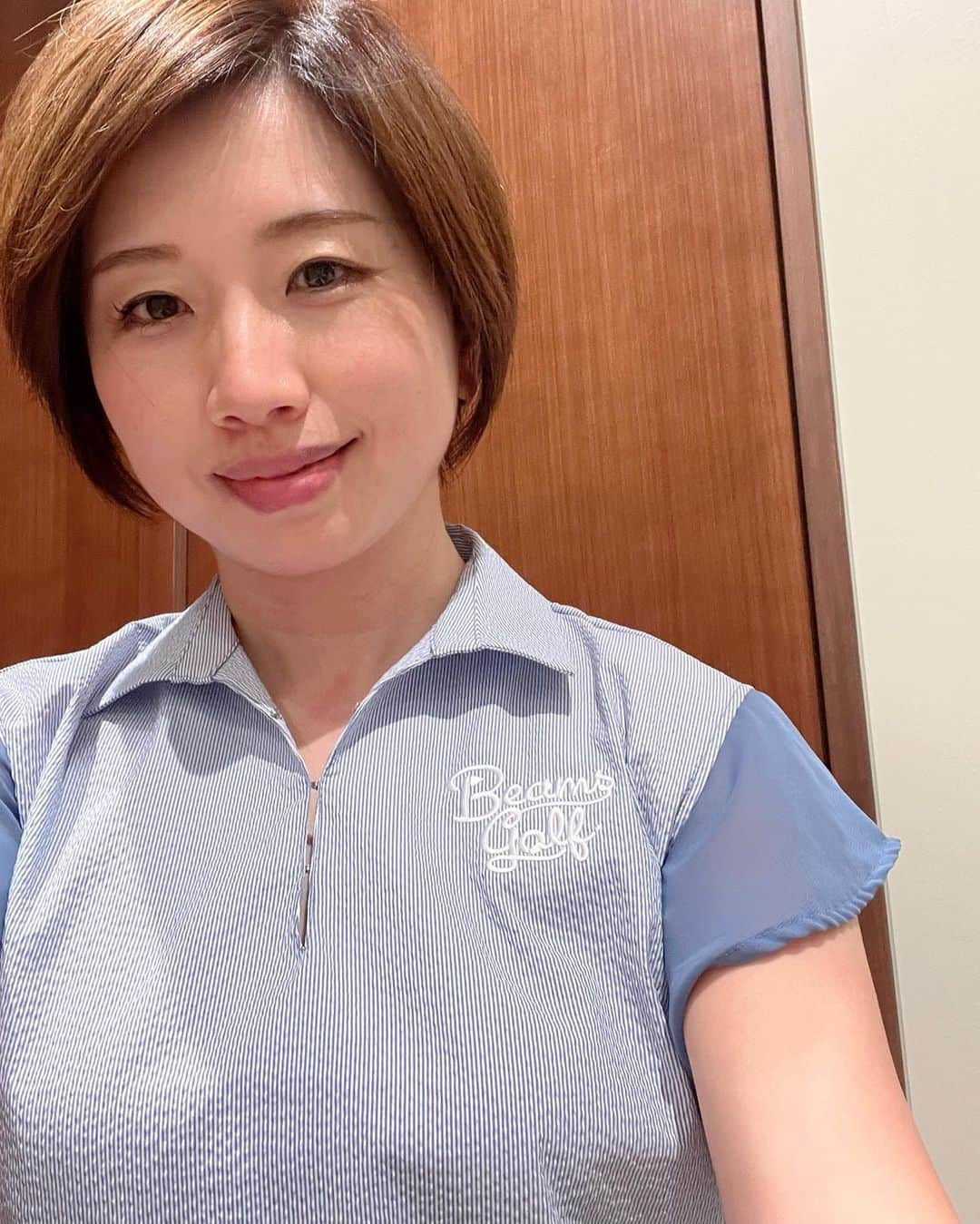 勝又優美さんのインスタグラム写真 - (勝又優美Instagram)「BEAMS GOLF おすすめウェア💕 オレンジレーベルのシフォンスリーブポロシャツ！🤗  シフォンスリーブは毎年出ているデザインですが、今年は素材がアップデートされてます！😆↓ ストレッチ性と吸水速乾性に優れた『COOLMAX（R）』のサッカー素材を使用しており、肌離れが良くベタベタせずさらっと快適な着心地🤗  色も合わせやすいホワイト、ネイビーの定番色に加え、私が着用してるサックスとグリーンも爽やかで素敵です❣️↓ https://www.beams.co.jp/item/beamsgolf/shirt/83020354444/?color=65  どの色にしようか迷います💦🥺 気になる方は是非オンラインショップか全国のBEAMS GOLFのショップへお問い合わせください☺️  #beamsgolf  #2022ss  #勝又優美 #ゴルフ #ゴルフ女子 #golf #ゴルフコーデ #ゴルフウェア #ゴルフ女子コーデ #ゴルフレッスン #golfstagram #ゴルフ初心者」5月24日 22時21分 - yumi.katsumata