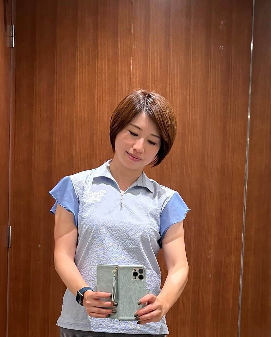 勝又優美さんのインスタグラム写真 - (勝又優美Instagram)「BEAMS GOLF おすすめウェア💕 オレンジレーベルのシフォンスリーブポロシャツ！🤗  シフォンスリーブは毎年出ているデザインですが、今年は素材がアップデートされてます！😆↓ ストレッチ性と吸水速乾性に優れた『COOLMAX（R）』のサッカー素材を使用しており、肌離れが良くベタベタせずさらっと快適な着心地🤗  色も合わせやすいホワイト、ネイビーの定番色に加え、私が着用してるサックスとグリーンも爽やかで素敵です❣️↓ https://www.beams.co.jp/item/beamsgolf/shirt/83020354444/?color=65  どの色にしようか迷います💦🥺 気になる方は是非オンラインショップか全国のBEAMS GOLFのショップへお問い合わせください☺️  #beamsgolf  #2022ss  #勝又優美 #ゴルフ #ゴルフ女子 #golf #ゴルフコーデ #ゴルフウェア #ゴルフ女子コーデ #ゴルフレッスン #golfstagram #ゴルフ初心者」5月24日 22時21分 - yumi.katsumata
