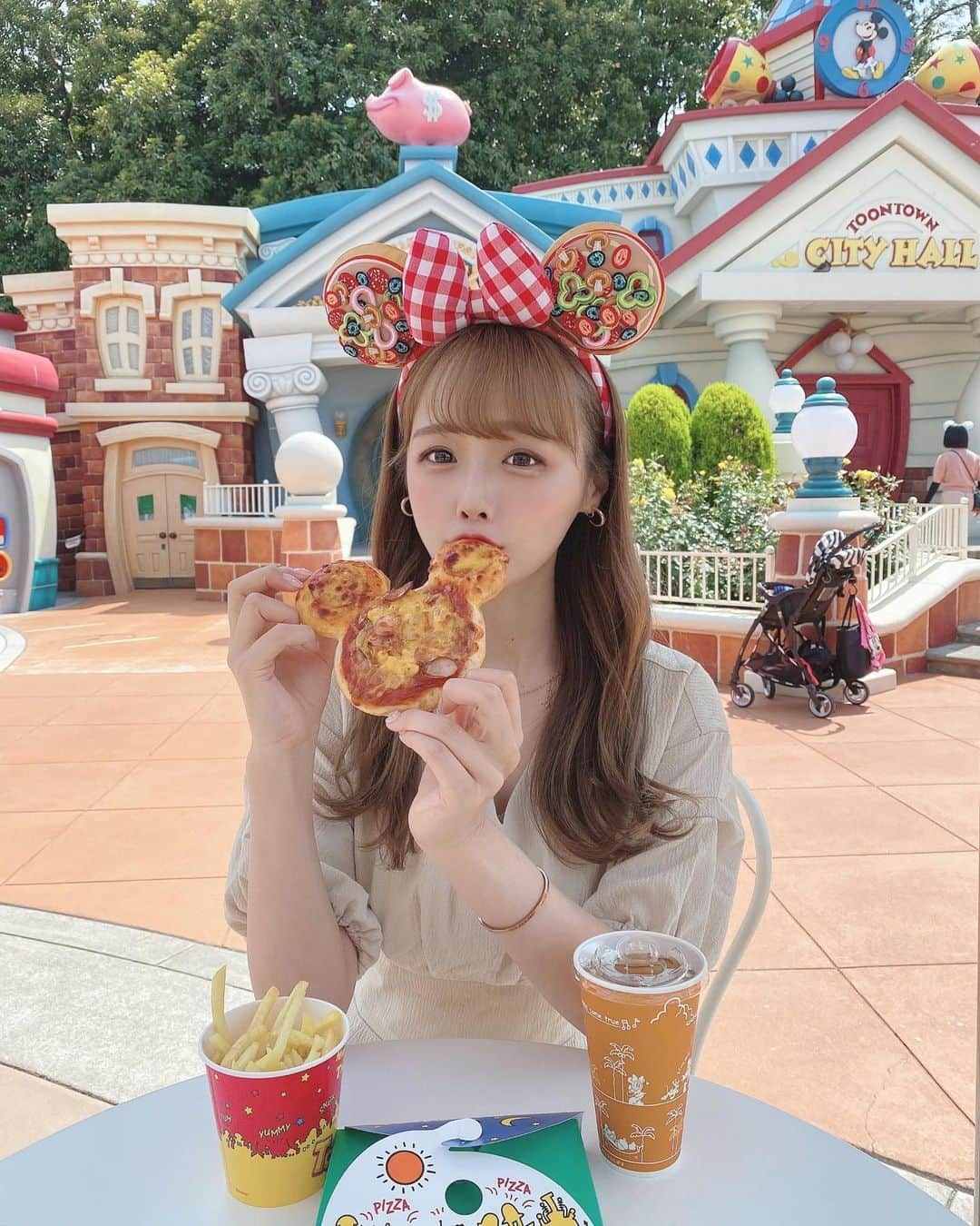 計良日向子（ひなひ）さんのインスタグラム写真 - (計良日向子（ひなひ）Instagram)「. . やっとピザのカチューシャ🐭🍕 大好きなミッキーピザと共に🤍 パークのピザは本当間違いない！ . . . ネイルを新しくしてきたよ🦋🤍 チークネイルに蝶々可愛い🥺 今回もかなりお気に入り♡ 1番最後に載せてるから見てね♡ @raviy_riho ありがとう✨ @raviy31 . . . . 👗ワンピース　@pichud_official . . . . #ディズニーランド #ディズニーコーデ #ディズニーバウンド #ディズニーフード #ピザカチューシャ #トゥーンタウン #nail #チークネイル #韓国ネイル #中国ネイル」5月24日 22時31分 - kerahinako1105