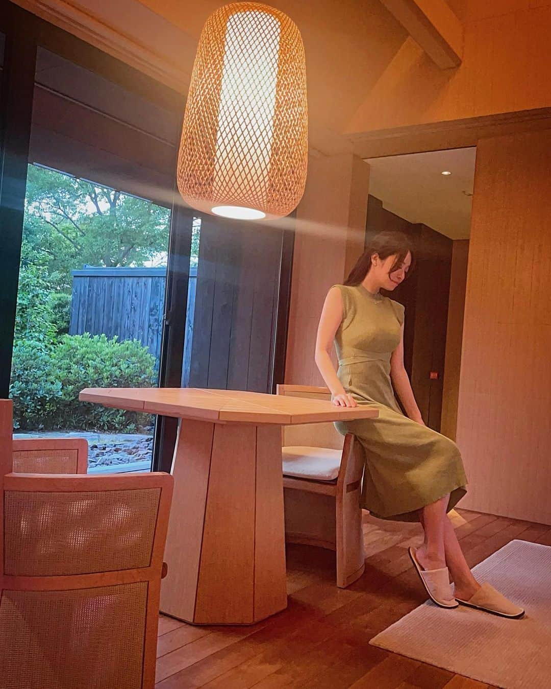 黒澤ゆりかさんのインスタグラム写真 - (黒澤ゆりかInstagram)「ポートレートと普通のカメラの差📷　照明もちょっとあったかもだけど😂  珍しく沢山ストーリー載せたんですが反応ありがとうございました🤗💓  気づいた方もいましたね！ という訳で紹介したのはアマネムのモリヴィラでした♪🌳💚  お洋服は @fuwari_flow  オープンまでもうしばらくお待ちください😌🙏  #アマネム」5月24日 23時01分 - yurikakurosawa