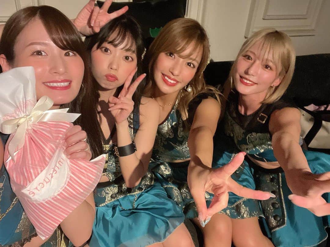清瀬汐希さんのインスタグラム写真 - (清瀬汐希Instagram)「. . sherbetラストステージ club sherbet・VJきよちゃん ありがとうございました‼︎✨  ステージとしてはとりあえず卒業です。 たくさん経験させていただいた 2年9ヵ月間、本当に楽しかったです❤️ あっという間にも感じるけど すごく濃い日々でした☺︎ たくさん勉強して たくさん笑って たくさん泣いて まさか自分がアイドルになる日が くると思ってなかったから 毎度刺激的でした☺️  メンバー、そしてcrewの皆さん こんな私を迎え入れてくださり ありがとうございました😢✨ たくさん迷惑もかけてしまったけど みんなの支えなしでは続けれなかった と思います。ありがとうございます😢✨  名古屋ファンミでサプライズしてくれたのに メンバーからまたプレゼントが😢 これからも仲良くしてくれたら嬉しいです！ sherbetだいすき！最強！  Can-on!としてあと2回LIVEがあるので そちらもよろしくお願い致します‼️ . . . #sherbet #idol #アイドル #vj  #ありがとうございました ♡」5月25日 0時48分 - yuki_kiyose_
