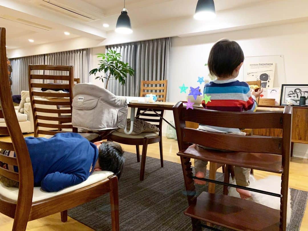 安田美沙子さんのインスタグラム写真 - (安田美沙子Instagram)「つかれて椅子で寝てしまったにいにい。  にいにいの椅子に座って 得意げな弟。笑  弟のおやつを狙うはんな。  みんなそれぞれ。笑  #おやすみ　#深夜の更新 #にいにい背中がおじさん」5月25日 3時29分 - yasuda_misako
