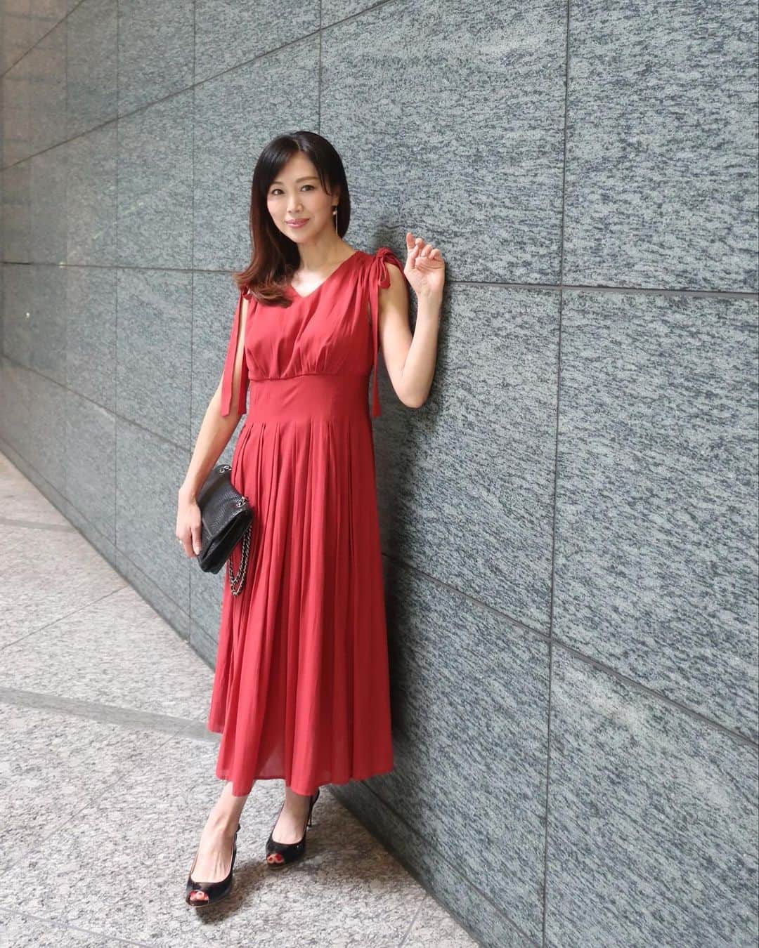 ImotoEtsuyo さんのインスタグラム写真 - (ImotoEtsuyo Instagram)「#おはようございます  ・ 暑くなってきたので サラッとした着心地のワンピースが 良いですね。  ・ 先日バストアップで投稿した 赤のワンピース全身はこちら。 赤いワンピースは 何着か持っています。  似ているようで少しずつ デザインが違うのです。  #ワンピース ➡︎ @rirandture_official  #リランドチュール  #ピアス ➡︎ @granthule7  #bag ➡︎ @chanelofficial #chanel  ・  #ワンピースコーデ  #赤コーデ  #赤ワンピース  #リボン  #大人女子  #大人可愛い  #fashion  #ootd  #onepiece  #instagram  #コーデ #きれいめコーデ  #きょコ #大人の肌見せ  #大人女子コーデ」5月25日 6時07分 - bisuhada