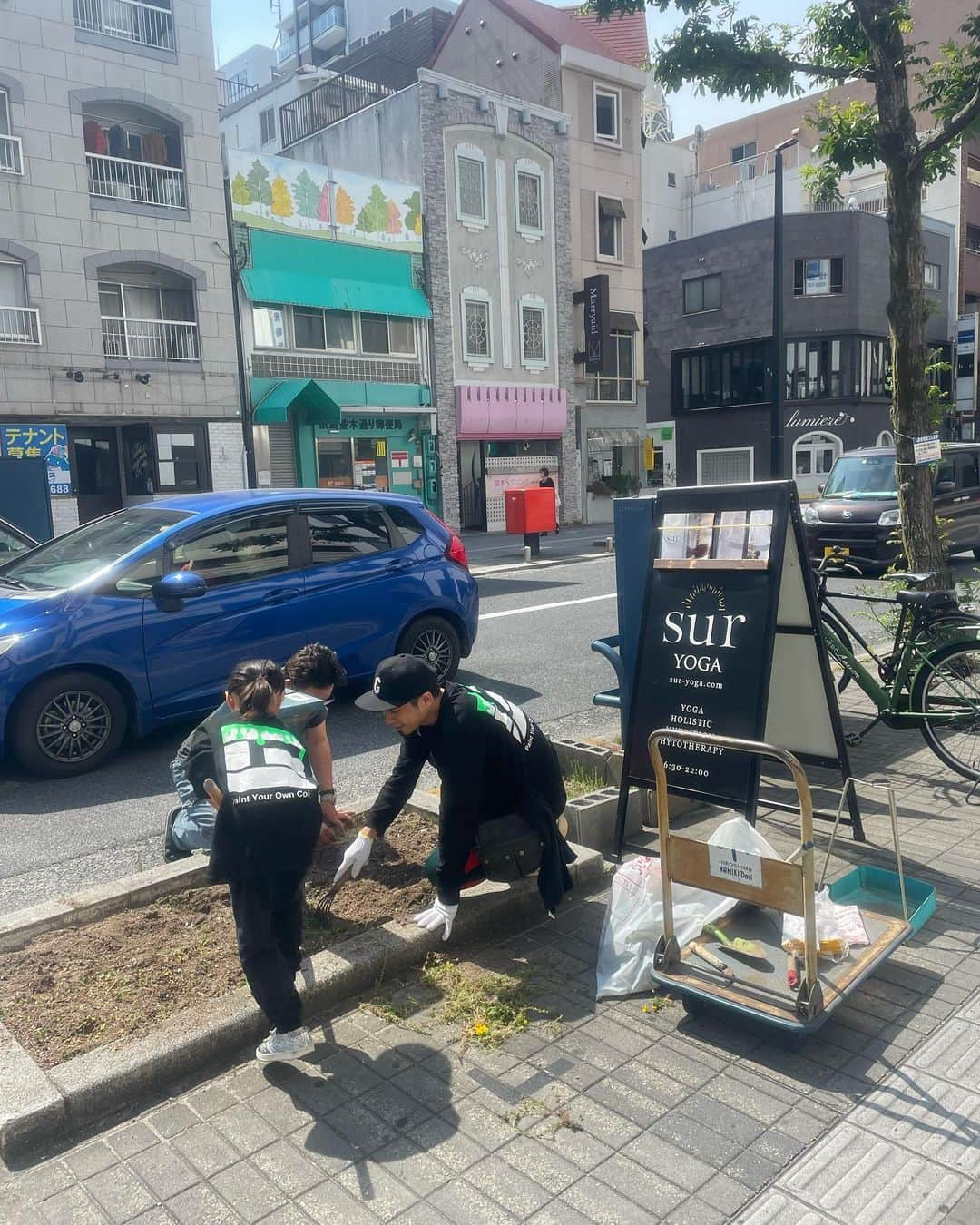 大下瞳美さんのインスタグラム写真 - (大下瞳美Instagram)「毎月第2第4月曜日は並木グリーンメイトの日🪴  普段何気なく歩いている並木通りの花壇や木々のお手入れは並木通り商店街の方々がキレイにお手入れしてくれています。  昔は並木もグリーンでいっぱいでしたが、だんだん並木も月日が立ち、グリーンが3分の2に減ったそうです。  少しでも並木通りの空気がよくなりますように、今回より　@oneearth_jp の方々と一緒に花壇の清掃やり切りました！！  @suryogahiroshima の前にはオリーブを植えましたよ🍀  人が手入れした場所の空気はやはりめちゃくちゃ気持ちがよいです！  次回は6月！！ 花壇にお花を咲かせます💐  いつも美しい街づくりを興している方々に感謝です🌱  #広島市#並木通り#清掃#環境整備#オーガニックライフ#スアヨガ#ヨガスタジオ#ホットヨガ#カルマヨガ#朝活#グリーンのある暮らし #街並み #yogalife#karuma#clean #organic#hiroshimacity #yogastudio #hotyogastudio #suryoga」5月25日 8時01分 - hitomiooshita