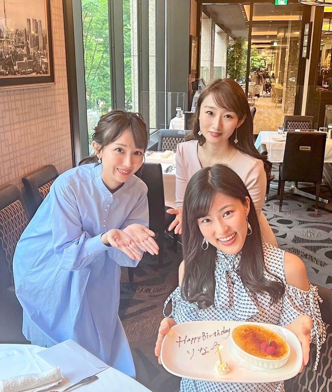 竹内里奈さんのインスタグラム写真 - (竹内里奈Instagram)「🎂 ♡ ・ 30歳になりました♪ 大好きな愛美さんと万里菜さんが お祝いしてくれて幸せなスタートです💓 ・ 素敵な女性としてもアナウンサーとしても憧れる2人のように、キラキラ素敵な年の重ね方をしていきたいな✨ ・ 大人の女性として、自由に楽しく、もっと磨いて成長していけるようにがんばります😆！ ・ ・ ・ ・ ・ ・ ・ ・ #30歳 #誕生日 #30歳の誕生日 #お祝いごはん #ワンピース #ワンピース好き #andcouture #肩出し #レトロ柄 #ボウタイ #女子アナ #アナウンサー #竹内里奈」5月25日 10時27分 - rina.takeuch