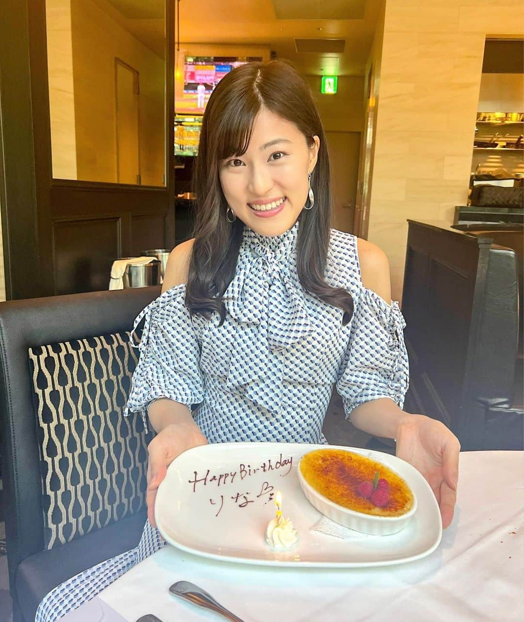 竹内里奈さんのインスタグラム写真 - (竹内里奈Instagram)「🎂 ♡ ・ 30歳になりました♪ 大好きな愛美さんと万里菜さんが お祝いしてくれて幸せなスタートです💓 ・ 素敵な女性としてもアナウンサーとしても憧れる2人のように、キラキラ素敵な年の重ね方をしていきたいな✨ ・ 大人の女性として、自由に楽しく、もっと磨いて成長していけるようにがんばります😆！ ・ ・ ・ ・ ・ ・ ・ ・ #30歳 #誕生日 #30歳の誕生日 #お祝いごはん #ワンピース #ワンピース好き #andcouture #肩出し #レトロ柄 #ボウタイ #女子アナ #アナウンサー #竹内里奈」5月25日 10時27分 - rina.takeuch