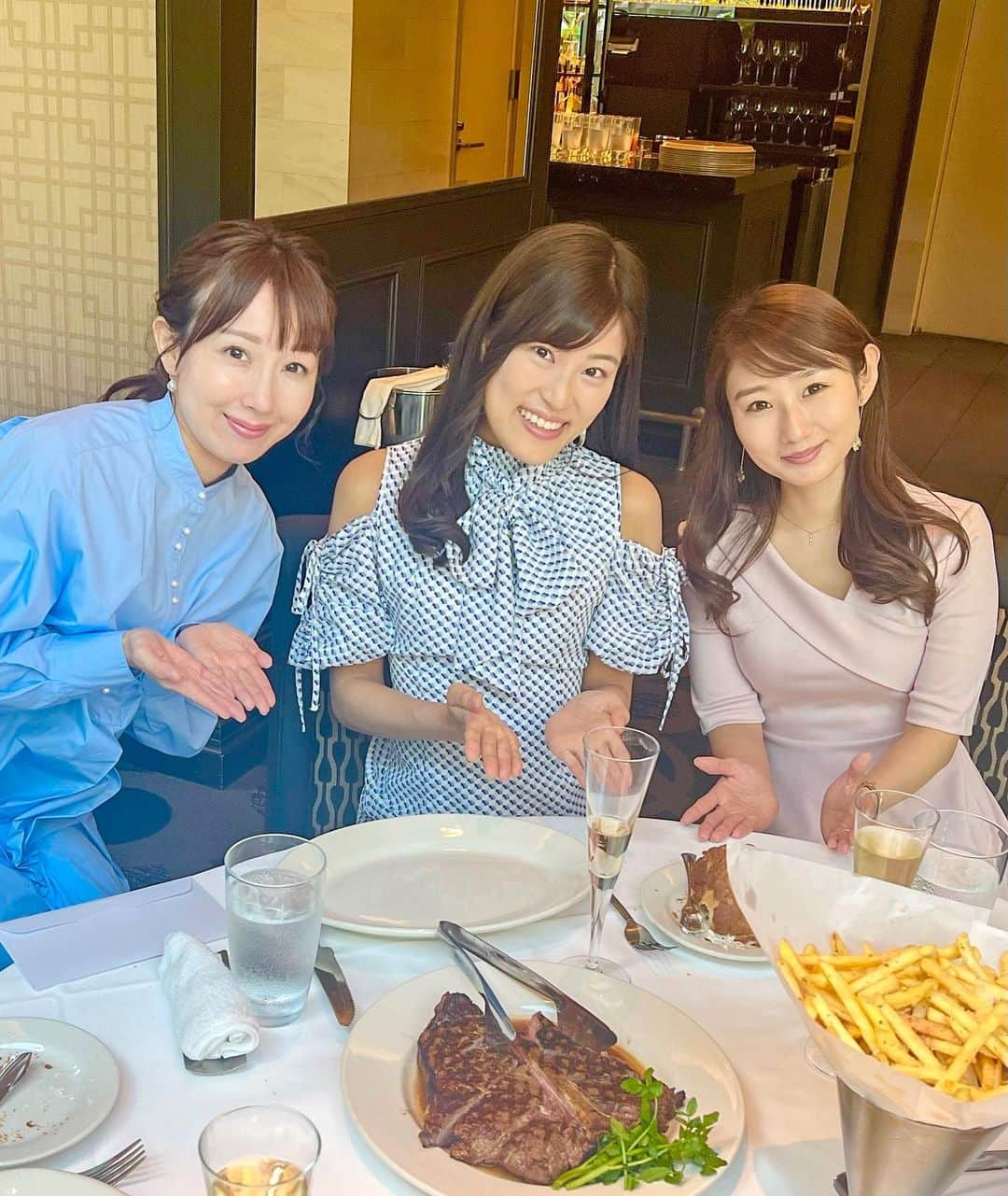 竹内里奈さんのインスタグラム写真 - (竹内里奈Instagram)「🎂 ♡ ・ 30歳になりました♪ 大好きな愛美さんと万里菜さんが お祝いしてくれて幸せなスタートです💓 ・ 素敵な女性としてもアナウンサーとしても憧れる2人のように、キラキラ素敵な年の重ね方をしていきたいな✨ ・ 大人の女性として、自由に楽しく、もっと磨いて成長していけるようにがんばります😆！ ・ ・ ・ ・ ・ ・ ・ ・ #30歳 #誕生日 #30歳の誕生日 #お祝いごはん #ワンピース #ワンピース好き #andcouture #肩出し #レトロ柄 #ボウタイ #女子アナ #アナウンサー #竹内里奈」5月25日 10時27分 - rina.takeuch