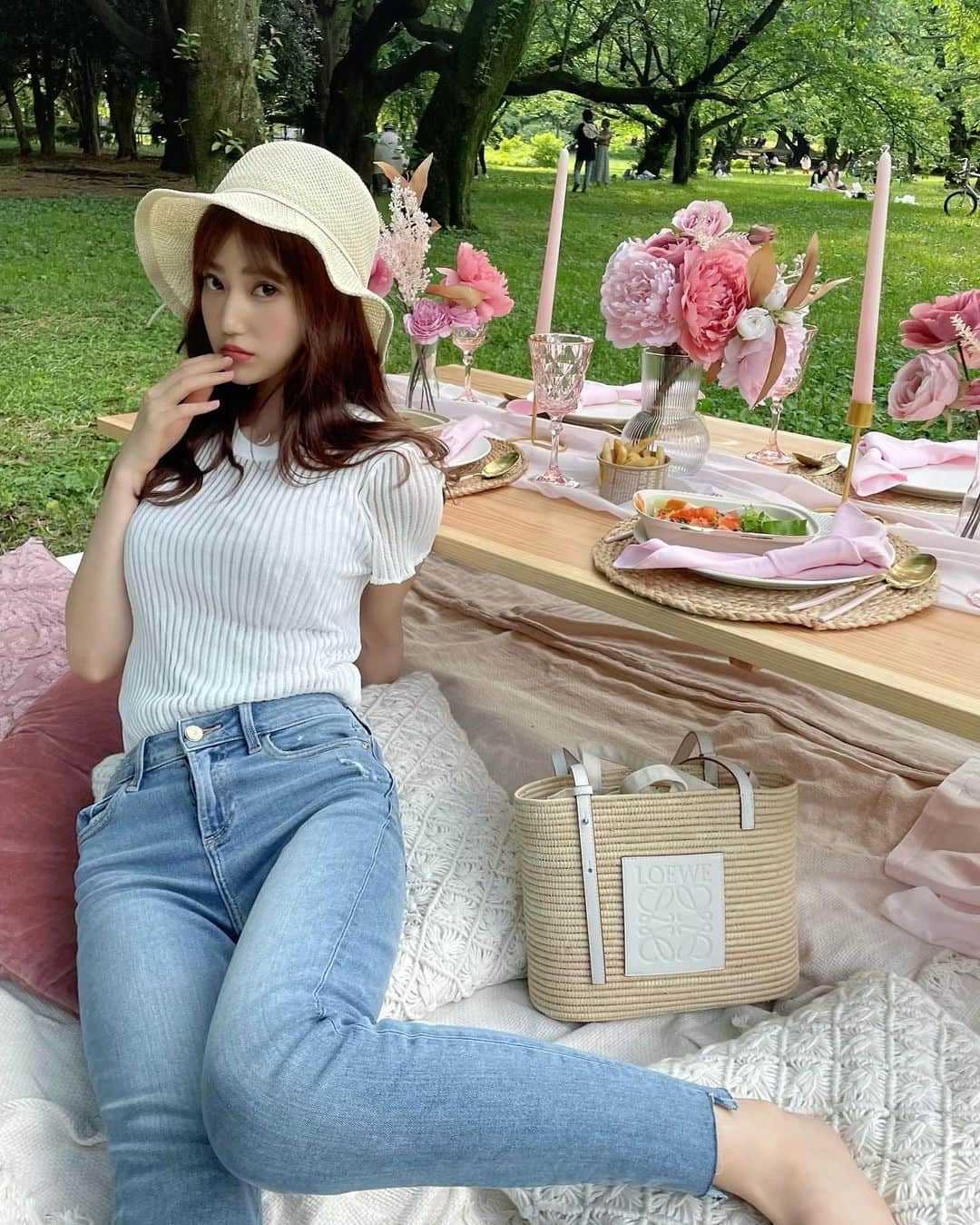 あべなつきさんのインスタグラム写真 - (あべなつきInstagram)「Lovely Picnic💐🌷🥰  とっても可愛いピクニックを 代々木公園でしたよ〜  麦わら帽子とカゴバッグで 完全に、夏の気分です👒👜🌻  Tops: #zara Jacket: #zara Pants: @stella_tokyo.jp  Hat: @treonesta_official  Bag: #loewe   #ピクニック #公園コーデ  #グランピクニック　#カゴバッグ #麦わら帽子」5月25日 11時11分 - i.am_natsuki_