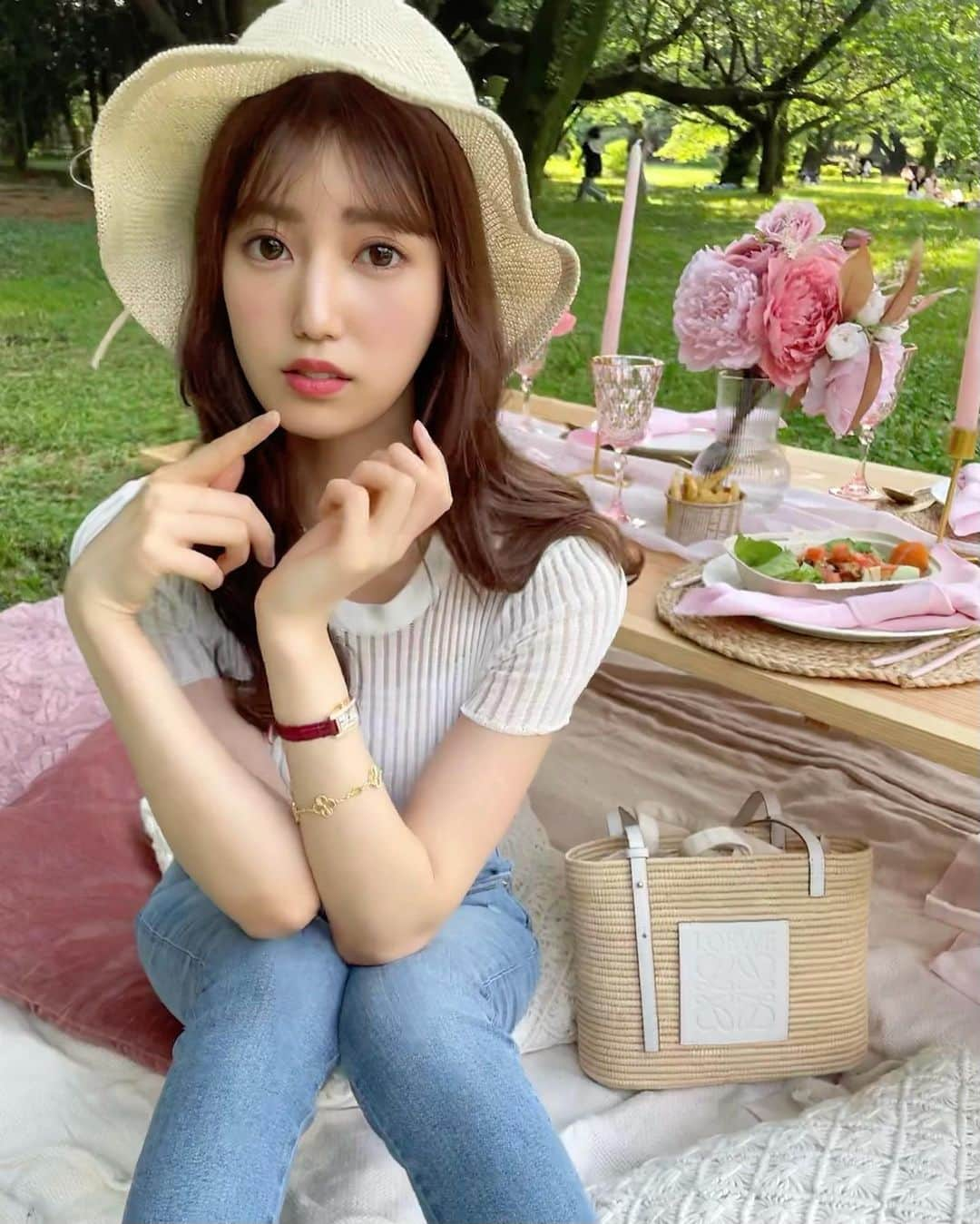 あべなつきさんのインスタグラム写真 - (あべなつきInstagram)「Lovely Picnic💐🌷🥰  とっても可愛いピクニックを 代々木公園でしたよ〜  麦わら帽子とカゴバッグで 完全に、夏の気分です👒👜🌻  Tops: #zara Jacket: #zara Pants: @stella_tokyo.jp  Hat: @treonesta_official  Bag: #loewe   #ピクニック #公園コーデ  #グランピクニック　#カゴバッグ #麦わら帽子」5月25日 11時11分 - i.am_natsuki_