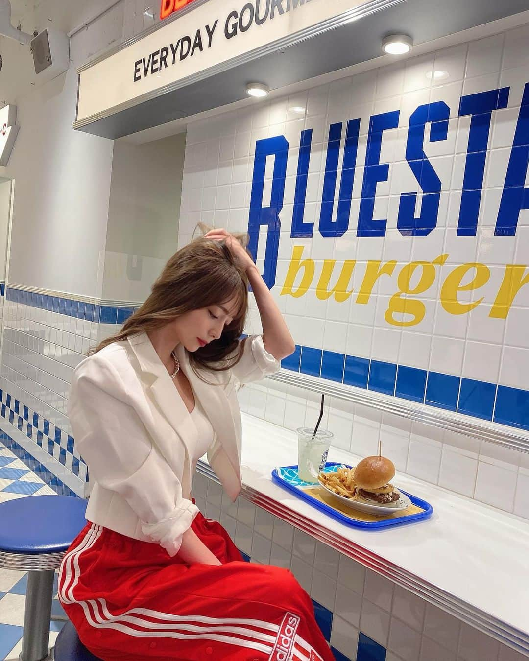 堀尾実咲さんのインスタグラム写真 - (堀尾実咲Instagram)「美味しいハンバーガー食べたくて @bluestarburger_s 行ってきたよ🍔  #springfashion #sportyfashion #addidas #yello #bluestarburger #春コーデ #春服 #スポーティーコーデ #スポーティー女子 #アディダス #アディダスコーデ #ブルースターバーガー #ブルースターバーガー渋谷 #渋谷ハンバーガー」5月25日 11時12分 - misaki.horio