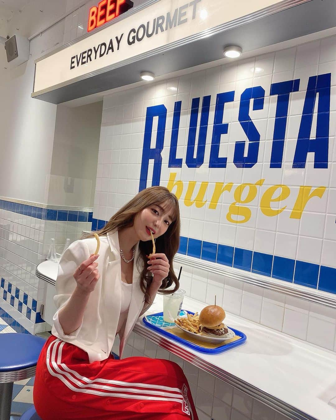 堀尾実咲さんのインスタグラム写真 - (堀尾実咲Instagram)「美味しいハンバーガー食べたくて @bluestarburger_s 行ってきたよ🍔  #springfashion #sportyfashion #addidas #yello #bluestarburger #春コーデ #春服 #スポーティーコーデ #スポーティー女子 #アディダス #アディダスコーデ #ブルースターバーガー #ブルースターバーガー渋谷 #渋谷ハンバーガー」5月25日 11時12分 - misaki.horio