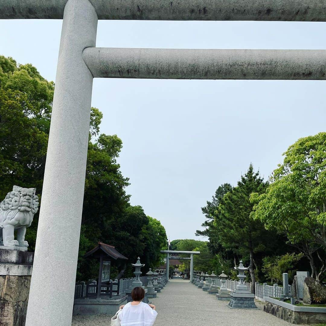 望月理恵さんのインスタグラム写真 - (望月理恵Instagram)「日本最古の神社、 伊弉諾神宮へ行ってきました。  伊弉諾尊（いざなぎのみこと）と 伊弉冉尊（いざなみのみこと）が ご祭神として祀られています。  『日本書紀』・『古事記』には、 国産み・神産みを終えた伊弉諾尊が、 最初に生んだ淡路島多賀で 鎮まったとされています。  １枚目の写真は 本殿の裏の写真です。 神様は後ろにいるから 声掛けにいかないとと 友人に言われ、裏にまわり 参拝してきました。  神社によっては裏に 神様を呼ぶ扉があったり、 お賽銭箱があるところも あるそうです。 神様に声を掛けるって、、、 なんだか 神様をより意識した参拝でした。  関東で始めた神社詣り、 今回は京都もいくつか行ったので また載せますね。  #伊弉諾神宮 #淡路島 #天照大御神 の お父さんとお母さん #日本最古の神社 #相変わらず御朱印集めはしてないんです 始めるとしたらここだったかも😂！」5月25日 13時24分 - mochiee28