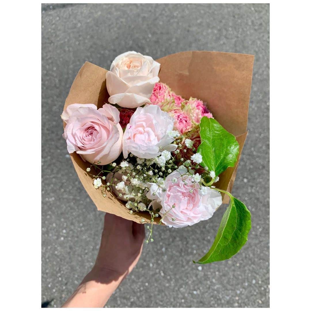 松村未央さんのインスタグラム写真 - (松村未央Instagram)「💐 青空の下、花束を持って帰るのが好きで 晴れるとお花屋さんに寄りたくなります☀️  今日はピンクの気分でした🌸🌸🌸  #今週のお花 #花のある暮らし」5月25日 14時37分 - mio.matsumura_