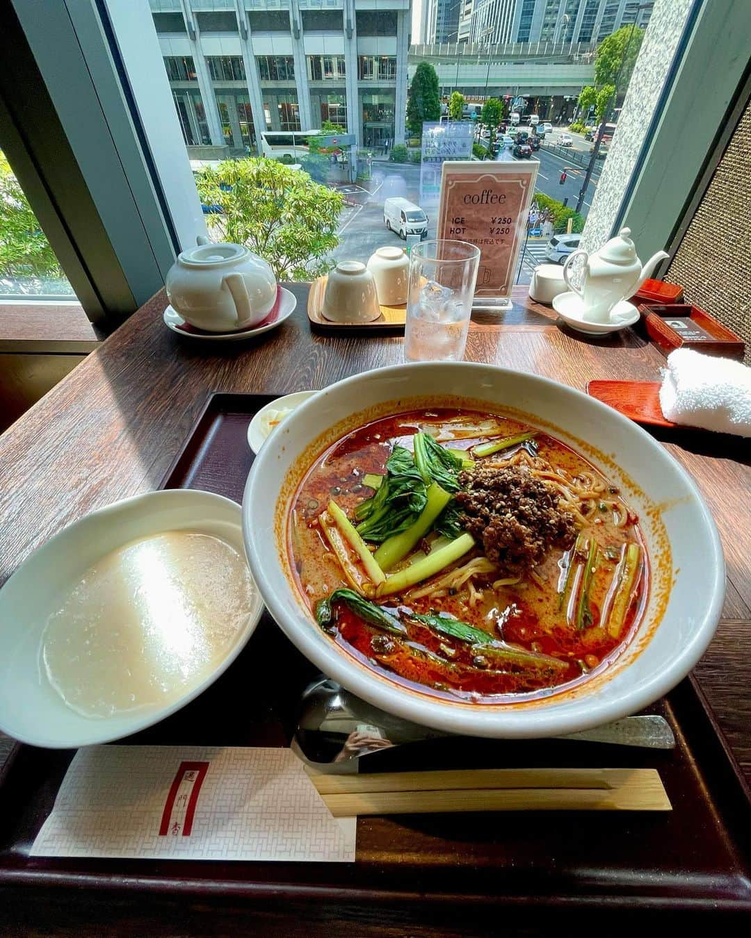 吉山りささんのインスタグラム写真 - (吉山りさInstagram)「🍜 何年かぶりの過門香へ☺️💕  ラーメン1人女子を気遣って下さったのか半個室の席にしてくれました🥰  電話が立て続けに来たので坦々麺だけ食べてすぐでました😎  アイスコーヒー飲みたかったけど明日にしよう🫣  人が半端ない😂   #ラーメン  #坦々麺  #ラーメン女子  #らーめん大好き  #らーめん女子  #麺類大好き  #過門香 銀座店から25年近く通ってる💗お粥が不思議な味した💦セットじゃなくて坦々麺だけでいいな😋   #吉山りさ #モデル #フリーモデル #根拠の無い晴れ女」5月25日 16時06分 - oreorerisa