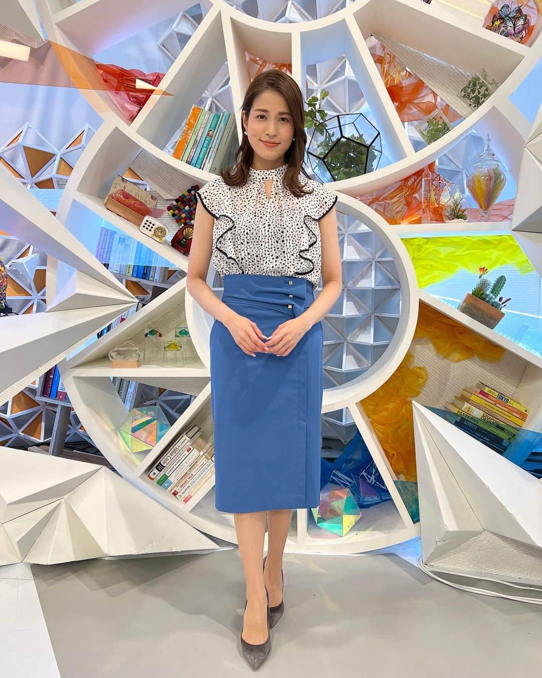 フジテレビ「めざまし8」さんのインスタグラム写真 - (フジテレビ「めざまし8」Instagram)「. 🖤Yuuuuuumi'sFashion🤍 ￣￣￣￣￣￣￣￣￣￣￣￣￣ きょうの永島アナは…🐾💙  大きなフリルがポイント❣️のダルメシアン柄🐾🤍ブラウスに ウエスト周りのデザインがオシャレ💠な ブルー💙のスカートのコーディネート🪞 ガラッと印象が変わりますね😳✨  どんなStyleもお似合いの永島アナ☺️さすがです💕  ✼••┈┈┈┈••✼••┈┈┈┈••✼ 🐾ブラウス&スカート @pinkyanddianne_official  #フジテレビ #めざまし8 #フジテレビアナウンサー #永島優美 #ゆうみん #衣装 #fashion #fashionstyle #ootd #coordinate」5月25日 16時37分 - mezamashi8.tv