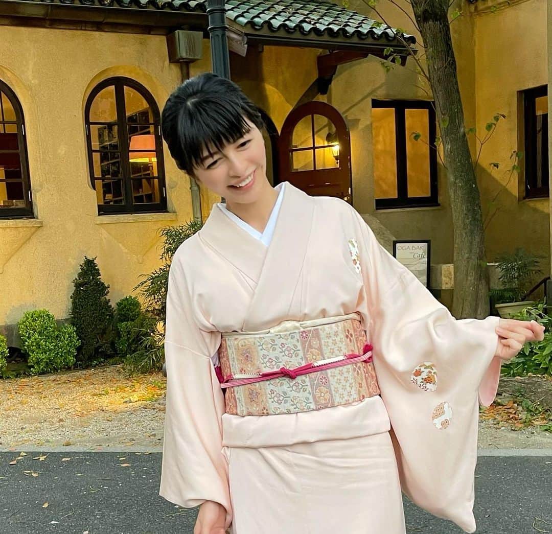 太田景子さんのインスタグラム写真 - (太田景子Instagram)「フォロワーのみなさまに大好評なので、またお着物投稿しちゃいます🤗💕  そろそろ気納めの桃色の付け下げの袷に袖を通しました🌷帯も同系色の洒落袋で合わせてモダン調に💕  すっかり緑が雄々しく茂る季節になってきましたね..🌳🌿🍃 桜の季節は主役の桜を邪魔しないようにピンクを避けるのがワタシのちょっとしたこだわりなのですが、逆に新緑が濃くなり始めると薄桃色は良いコントラストになる気がして好んで選びがち😙  でもよく考えてみたら、この歳で全身ピンクって、着物でなかったらなかなか勇気いるなぁ〜🤔 と考えていたら電車の隣りに座ったマダムが目も覚めるようなパッションピンク一色のロングワンピースだったので、脱帽です🙋‍♀️👏 周りの目を気にし過ぎるよりも、好きな服を堂々と着ることが一番その人を輝かせてくれますね☺️  夕方に向かう空をふと見上げたら大きな鳥が羽ばたいているように涼しげに雲が浮かんでいました🕊✨  夕方の空もだいぶ夏っぽくなってきましたね〜😀  #私服  #コーディネート  #和装  #着物  #付け下げ  #袋帯  #新緑」5月25日 16時46分 - keiko_ota1121