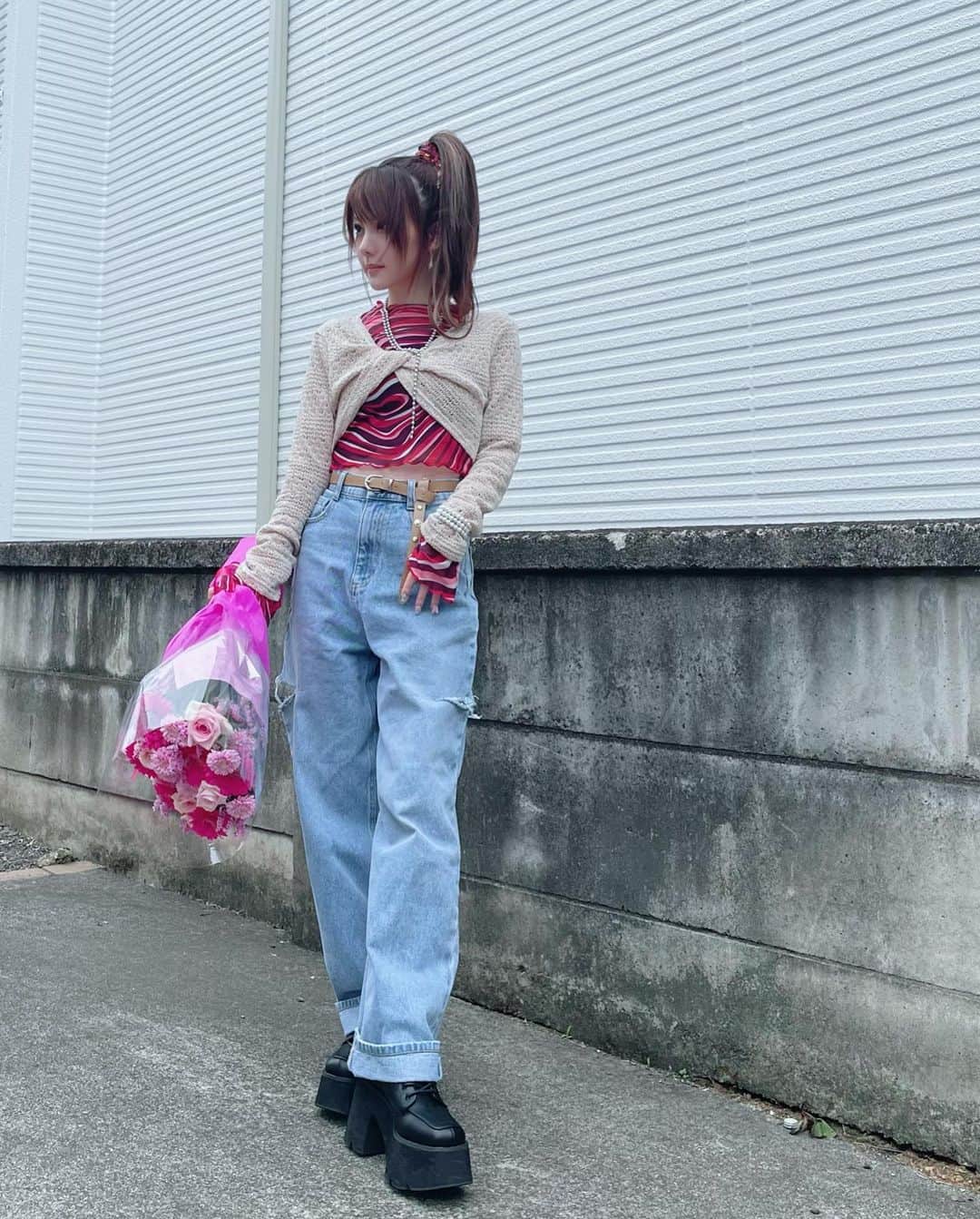 田中れいなさんのインスタグラム写真 - (田中れいなInstagram)「. お花もらった💐💕 ・‥…━━━☞・‥…━━━☞ #花束 #💐 #れーなこーで #photo #Instagram」5月25日 17時32分 - tanakareina.lovendor