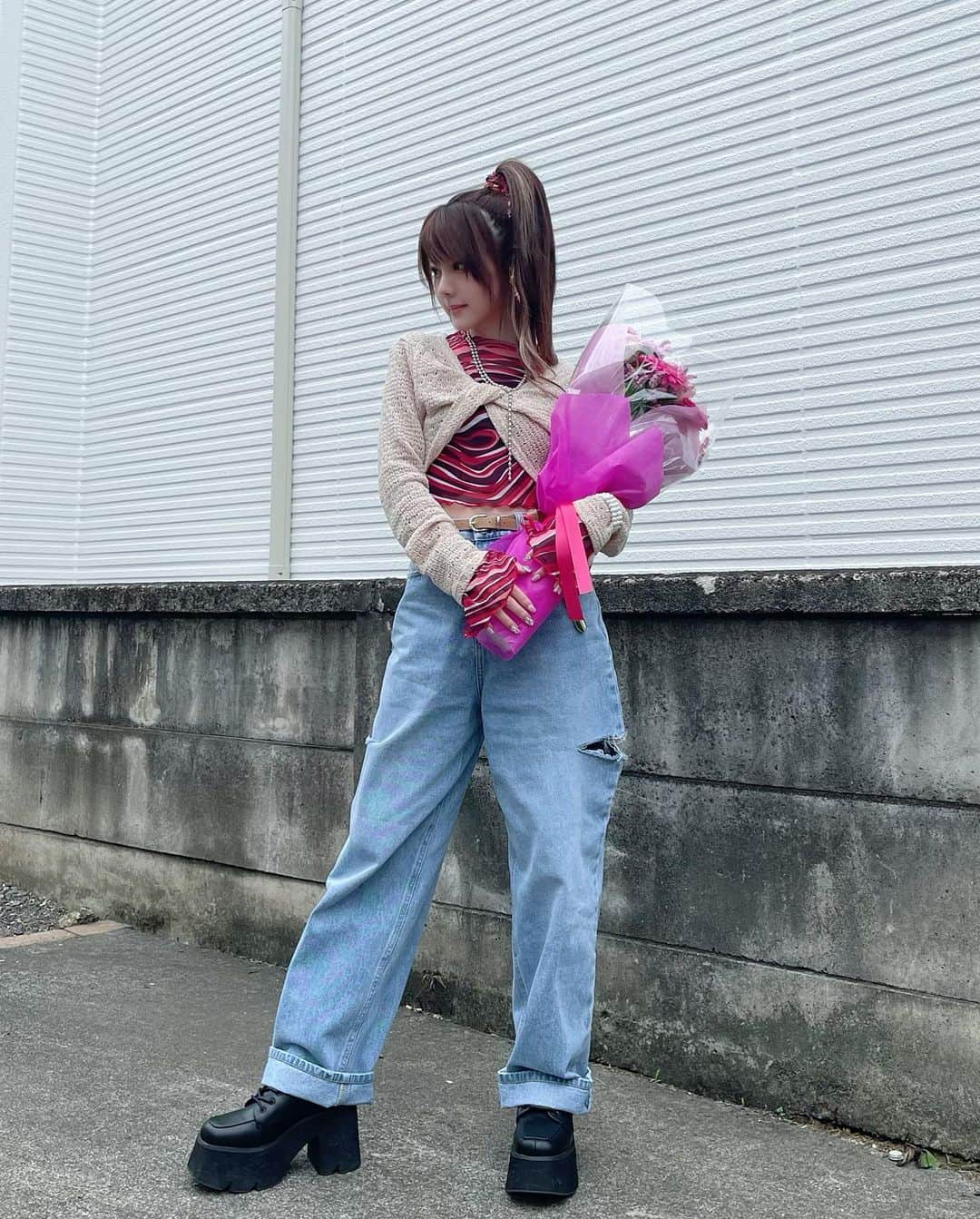 田中れいなさんのインスタグラム写真 - (田中れいなInstagram)「. お花もらった💐💕 ・‥…━━━☞・‥…━━━☞ #花束 #💐 #れーなこーで #photo #Instagram」5月25日 17時32分 - tanakareina.lovendor