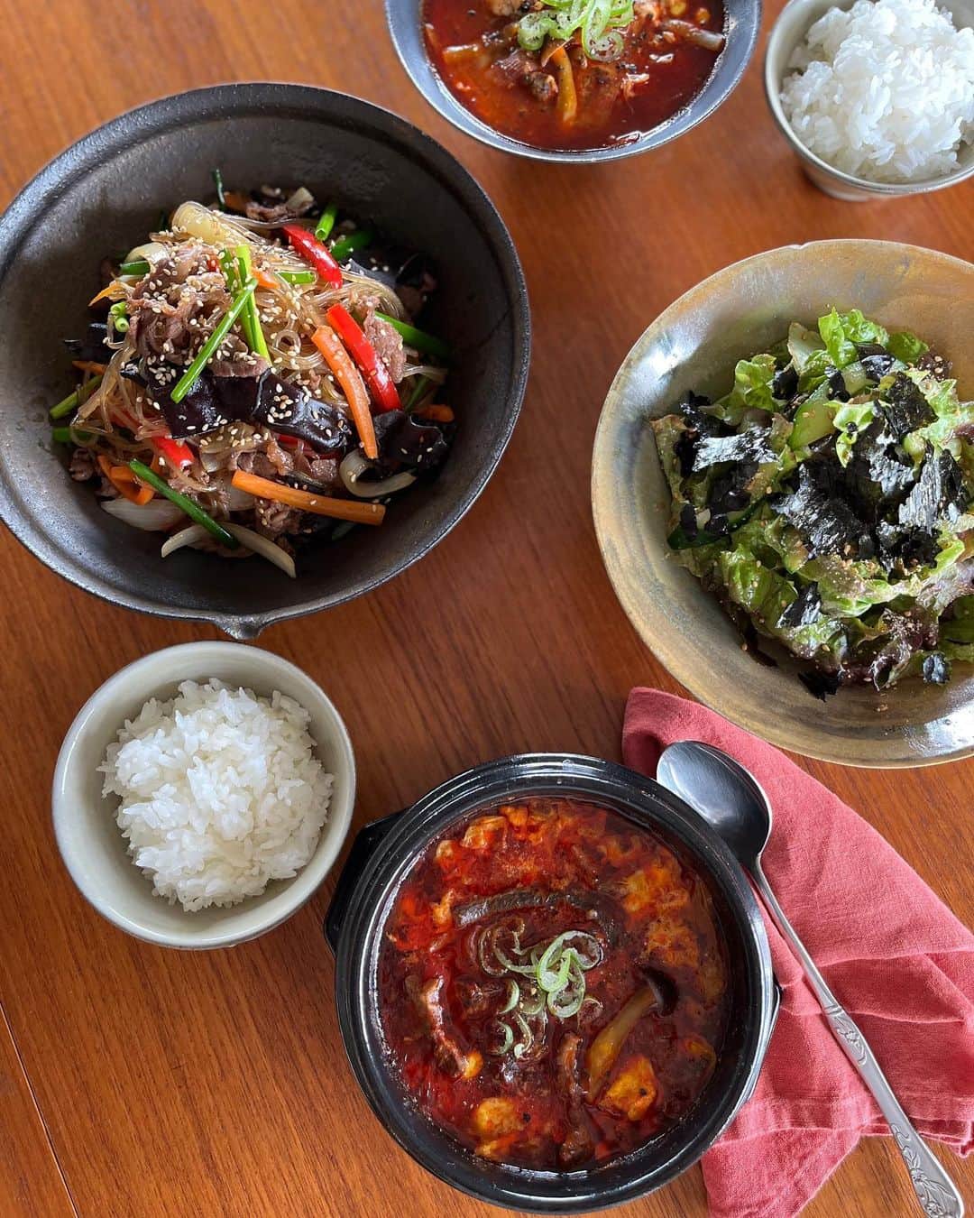 SHIORIさんのインスタグラム写真 - (SHIORIInstagram)「・・・ 　【今夜21時から22期生募集開始】  5月のレッスンは『旅するおうちごはん/韓国篇🇰🇷』でユッケジャン、チャプチェ、韓国風サラダをご紹介しました👩‍🍳  辛いものや韓国料理が好きで、中でもユッケジャンが大好き😍それまではあるもので自己流に作っていましたが、自分で本格的なユッケジャンを作れたら嬉しいなぁと思い、今回は私自身も学ぶところからスタート！  そこから理想のおいしさに辿り着くまでにいつも以上に試行錯誤を繰り返し、その甲斐もあり『辛いだけじゃない🌶牛の旨みをしっかりと感じ、コクのある本格ユッケジャン』が完成！ユッケジャン専門のお店を出そうかなぁと、思えるくらいの自信作が出来ました😭✨  こちらの本格ユッケジャンは時間をかけて牛肉から出汁を取る"手間を楽しむレシピ"ですが、"手軽にパパッと"作りたい日もありますよね。  その日の気分やシチュエーションで選べたらいいなぁと思い、薄切り肉を作って作る"お手軽ユッケジャン"もご紹介！  こちらは煮込み時間5分でありながら、本格ユッケジャンの作り方のポイントを受け継ぎ、しっかりとしたコクとうまみを感じられます。  辛いものは、自分で作ると自分好みに辛さ調整が出来るのがいいですね🌶  ついユッケジャンの紹介に熱が入ってしまいますが😂チャプチェとサラダも大のお気に入りです。過去には、キンパやチヂミ、プルコギレッスンも行ったので、自宅で韓国料理の幅が広がったと喜んでもらえて嬉しいです。  みなさんの復習の様子は #ateliershiorionline  や @ateliershiori.online のタグからどどうぞ🏷  韓国ドラマを観ると、無性に食べたくなってしまうので我が家もチャミスルやマッコリとともに食卓に登る回数が激増中🇰🇷✨  最新の韓国レッスンをはじめ、過去レッスン全てを学べるのでユッケジャンが好きな方も、チャプチェが好きな方も、韓国ドラマと自作の韓国料理を楽しみたい方も！ぜひ、習得してみてくださいね✨  6月はシーフードカレー🍛 こちらは魚介のうまみをギュッと凝縮したごちそうカレーをお楽しみに👩‍🍳  ________________  ＼＼今夜22期生を募集します／／ お申し込みは、31日の17時までです。（定員に達し次第締め切りとなります🙇‍♀️）プロフィールページのURLからお願いいたします⚠️その際、ご自身のユーザーネーム（ID）漏れが非常に多くなっておりますので焦らず、必要事項を全てご記入お願いいたします🙇‍♀️  そして、早いもので次の6月で、  @ateliershiori.online  の2年目が終わります。7月からは3年目に向け年間メニューを発表しました！ こちらの投稿の一番下にもご紹介していますので、ご入会をご検討中の方はぜひご確認ください📝1st、2ndのメニューリストは公式サイドでご覧頂けます。  『3rdseason 年間メニューリスト』  ー7月ー 夏のパスタ2種 ・ジェノベーゼソースのパスタ ・トマトの冷製パスタ ・白身魚のカルパッチョ  ー8月ー 旅するおうちごはん/ベトナム篇 ・ベトナム風揚げ春巻き ・フォー・ガー （チキンのフォー）  ー9月ー 秋の和定食 ・がんもどき ・秋刀魚ごはん ・野菜の小鉢 ・汁物  ー10月ー 中華おかず2種 ・豚の豆ち蒸し ・天津飯 ・杏仁豆腐  ー11月ー ・コロッケ ・メンチカツ  ー12月ー ・ビーフシチュー、他  ー1月ー リクエストメニュー  ー2月ー ・ちらし寿司 ・はまぐりのお吸い物  ー3月ー 旅するおうちごはん/フランス篇 ・チキンフリカッセ 　（鶏のクリーム煮込み） ・お惣菜2種  ー4月ー 春のお弁当  ー5月ー 30分で晩ごはん ※平日、無理なく30分で作れる バランスの取れた献立をご紹介します  ー6月ー 中華おかず2種 ・海老マヨ ・肉団子の黒酢あん  ーーーーーーーーーー  #SHIORIレシピ #オンラインレッスン #食卓から暮らしを豊かやに #本格ユッケジャン #お手軽ユッケジャン #牛をギューっとユッケジャン #ユッケジャンはまっちゃうじゃん #雑じゃない雑菜チャプチェ #コッチョリサラダ」5月25日 17時37分 - shiorikaregohan