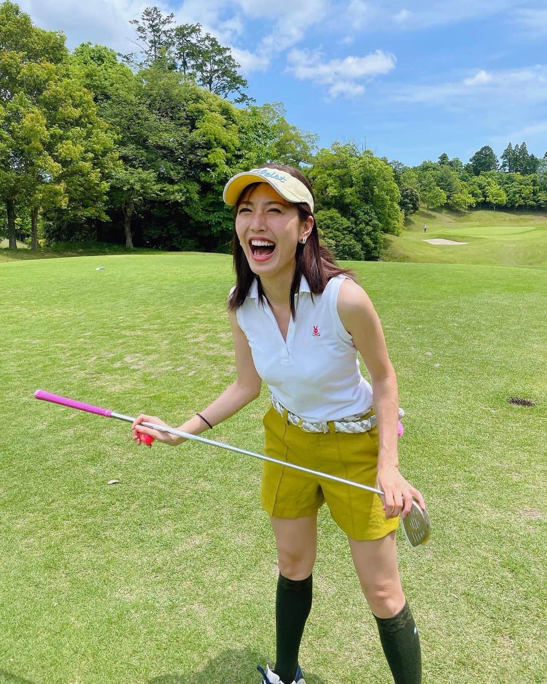 小澤陽子さんのインスタグラム写真 - (小澤陽子Instagram)「𝚒𝚗 𝚙𝚛𝚒𝚟𝚊𝚝𝚎❁  早起きは苦手だけど…… 起きちゃえば、五文くらい徳！に感じる🐣  頻度が低い上に ご無沙汰すぎるゴルフは、 リラックスしていたのか意外にも良いスコアで(私にとっては…)、もっと上手くなりたいと思いました🥺  打った後の反応、私こんなに変なのですね。。笑  Anyway! 気持ち良くて最高🌿  #enjoyゴルフ #昔祖父にゴルファーを目指してみなさい言われてたなぁ笑 #ボールはすぐ見失うので目立つ蛍光色が命綱🦄 #大学の友人たちの神コーチに感謝 #みんなみたいに上手くなりたい⛳️ #平日ゴルフ #スコアは聞かないで🙉 #ゴルフの気持ち良い季節 #日焼けしたかも… #ゴルフ記録⛳️ #ウッドが苦手 #おざよーfashion👗  #おざよーgolf⛳️」5月25日 17時39分 - yoko.ozawa729