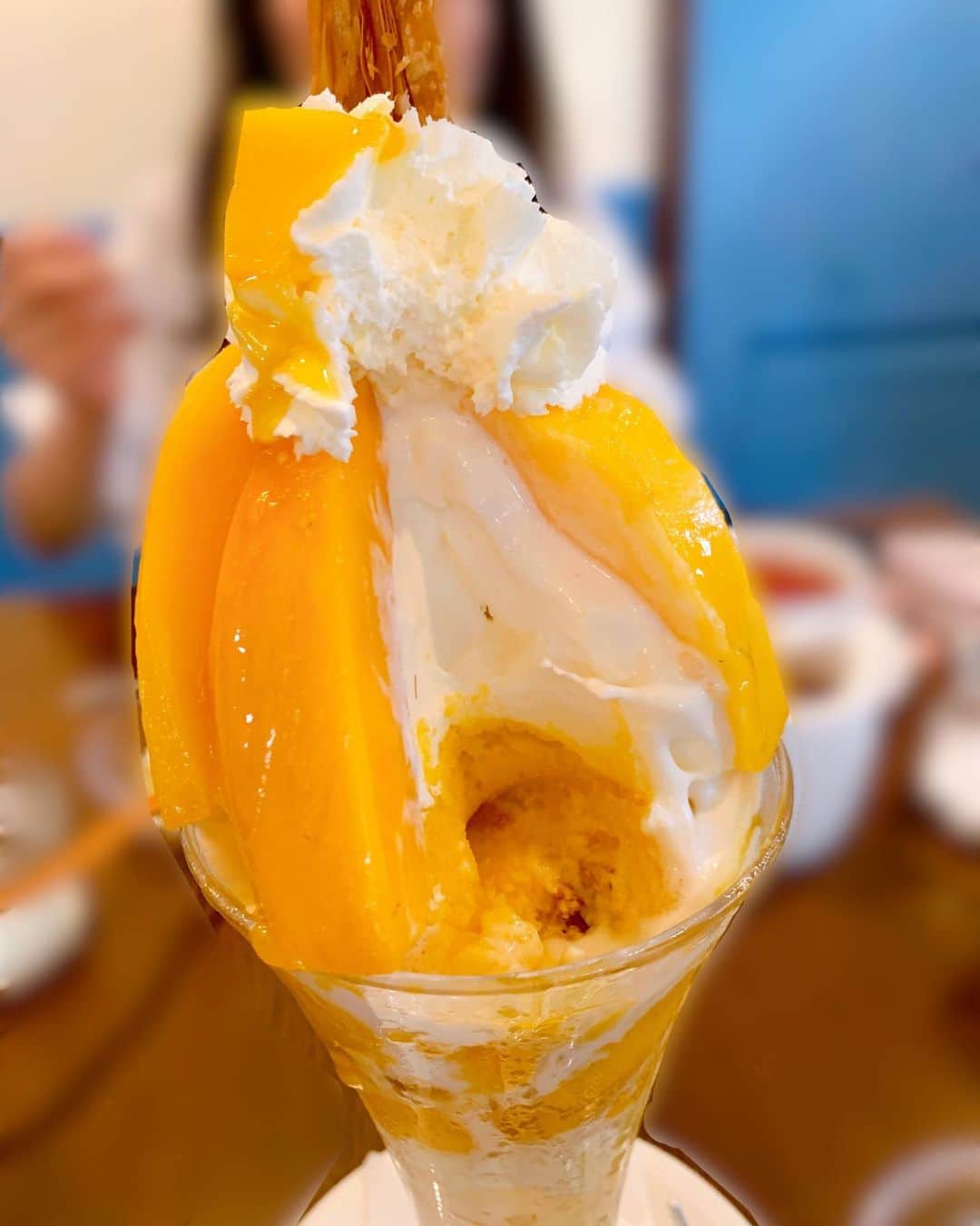 速水里彩さんのインスタグラム写真 - (速水里彩Instagram)「.  以前取材でお世話になったお店に 友達と行ってきました🫖💓☕️  話したいけど まずは食べるのに夢中...🥰笑  盛り盛りのマンゴーをコロンとよけると 中にはたっぷりアイス🍨✨✨  きょうも暑いので写真フォルダの中の自分が 羨ましいです...🫠🫠  #パフェ #休日」5月25日 18時05分 - hayami.risa