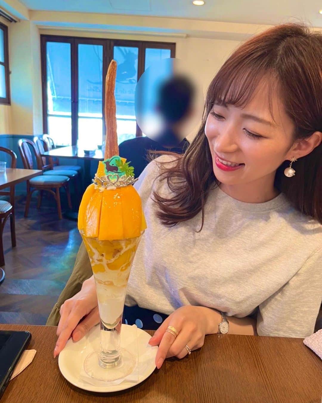 速水里彩さんのインスタグラム写真 - (速水里彩Instagram)「.  以前取材でお世話になったお店に 友達と行ってきました🫖💓☕️  話したいけど まずは食べるのに夢中...🥰笑  盛り盛りのマンゴーをコロンとよけると 中にはたっぷりアイス🍨✨✨  きょうも暑いので写真フォルダの中の自分が 羨ましいです...🫠🫠  #パフェ #休日」5月25日 18時05分 - hayami.risa