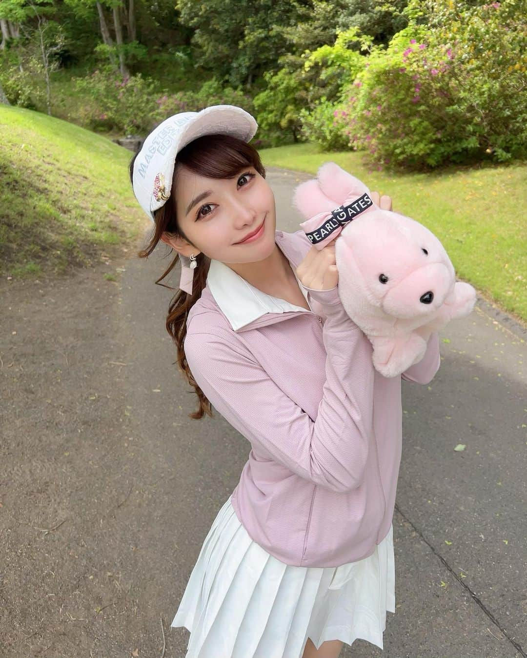 MAYUさんのインスタグラム写真 - (MAYUInstagram)「. 🐰🤍🎀🫧 . うさこと色が似てた🐰💓 今年はこのUVカットパーカー沢山着ようと思う☀️ . 3枚目は太陽の光と緑の感じが素敵だったの〜🌳✨ 新緑の季節🍃 ゴルフ場で四季を感じられて楽しい☺️ . #ゴルフ女子#ゴルフ#ゴルフウェア#ゴルフコーデ#ウノピュ#ウノピュウノウグァーレトレゴルフ#golf#golfwear#golfclub#golfcourse#golfgirl#golflife#golfaddict#1piu1uguale3#1piu1uguale3golf」5月25日 18時32分 - mayu.kina_golf