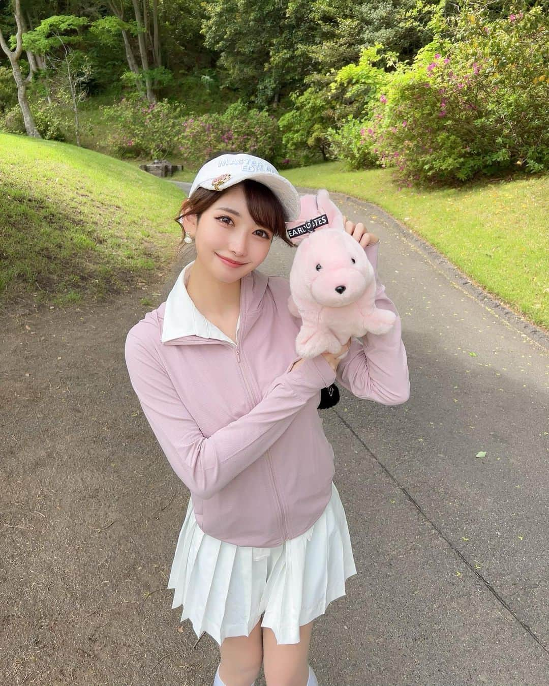 MAYUさんのインスタグラム写真 - (MAYUInstagram)「. 🐰🤍🎀🫧 . うさこと色が似てた🐰💓 今年はこのUVカットパーカー沢山着ようと思う☀️ . 3枚目は太陽の光と緑の感じが素敵だったの〜🌳✨ 新緑の季節🍃 ゴルフ場で四季を感じられて楽しい☺️ . #ゴルフ女子#ゴルフ#ゴルフウェア#ゴルフコーデ#ウノピュ#ウノピュウノウグァーレトレゴルフ#golf#golfwear#golfclub#golfcourse#golfgirl#golflife#golfaddict#1piu1uguale3#1piu1uguale3golf」5月25日 18時32分 - mayu.kina_golf