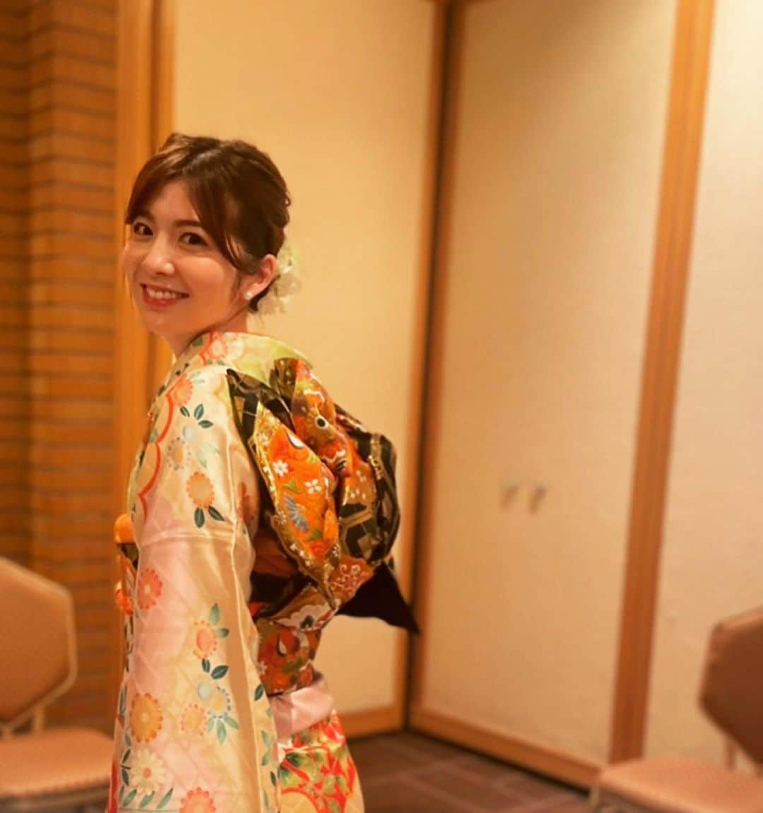 佐藤真知子さんのインスタグラム写真 - (佐藤真知子Instagram)「🪷  先日、友人の結婚式で着物を♡  振袖は、成人式以来…！！  気持ちは、 ２０歳の時と変わってないです♡笑  #振袖#結婚式#振袖ヘア  #母から受け継いだ振袖 #髪飾りも母作 #撮影もほぼ母。笑」5月25日 20時12分 - machiko.sato09