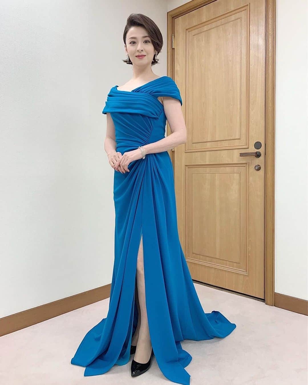 檀れいさんのインスタグラム写真 - (檀れいInstagram)「🌹🌹  太陽とボレロ🌞  東京プレミアでも素敵なドレスを着ましたよ✨  このレースのワンピースもとても上品で美しいでしょ✨ バックスタイルのデザインはレースの繊細さがより際立ってため息ものです🥰  ブルーのドレスは、ぐっと大人っぽく✨ 深いスリットは、潔くてカッコいい✨  檀れい🌹  #檀れい #danrei #太田プロ #太陽とボレロ #東京プレミア #toei #tv朝日 #ドレス #tadashishoji_japan #檀スタグラム」5月25日 20時37分 - danrei_official