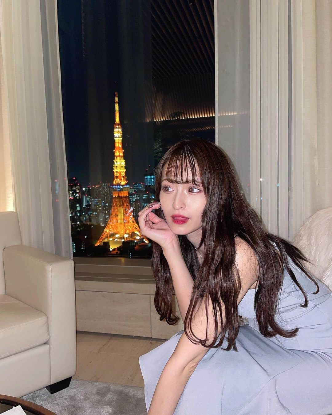 清水里香さんのインスタグラム写真 - (清水里香Instagram)「⁡ ⁡ こつん🗼🤍 ⁡ ⁡ ⁡ #髪の毛変えた #シールエクステ #安定の暗髪 #オリーブ ⁡ ⁡ ⁡」5月25日 21時00分 - partyyy_chu