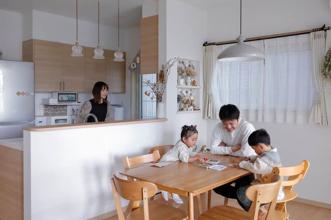 株式会社 一条工務店さんのインスタグラム写真 - (株式会社 一条工務店Instagram)「_【可愛らしい、お洒落なおうち】 . 白色の外壁に木目調の玄関サッシを使用した、南欧風の雰囲気が特徴的な外観。 インテリアも外観に合わせて、白を基調としたナチュラルテイストで統一感がありますね♪ あえて和室の壁をなくすことで、キッチンからLDKが一望でき、開放的な空間になりました。 . こちらのお住まいは『VOICE　of　ICHIJO 子育て特集』で詳しくご覧いただけます。 @ichijo_officialのハイライト「カタログ請求」からぜひバックナンバーを取り寄せてご覧ください！  #一条工務店 #家は性能 #Brillart #ブリアール #南欧風 #南欧風の家 #LDK #リビング #リビングインテリア #こどものいる暮らし #子どものいる家 #丁寧な暮らし #明るいリビング #おしゃれな家 #家づくり計画 #施工事例 #くらしを楽しむ #マイホーム #注文住宅 #家づくり #一戸建て #新築 #新築一戸建て #注文住宅新築 #住宅デザイン  #ナチュラルインテリア #外観」5月25日 21時00分 - ichijo_official