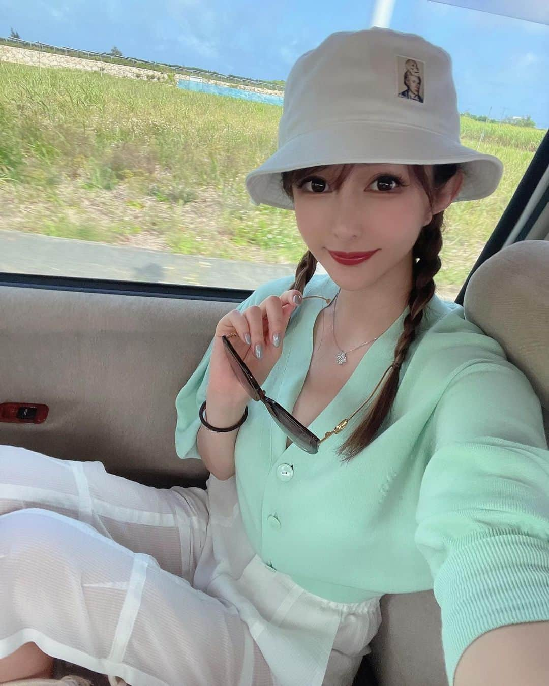 MIRIさんのインスタグラム写真 - (MIRIInstagram)「八重干瀬にGO🚗=3=3=3  道中の模様🤗  #gw #gw旅行 #trip  #シュノーケリング  #海亀 #釣り  #2022 #思い出  #picture  #海 #船 #水着  #三つ編み #編み込み  #drive #memory  #宮古島 #池間島 #来間島 #珊瑚礁  #八重干瀬 #ヤビジ　 #写真 #景色 #絶景 #仲良し #娘 #女の子ママ  #女の子」5月25日 21時25分 - miri.o3