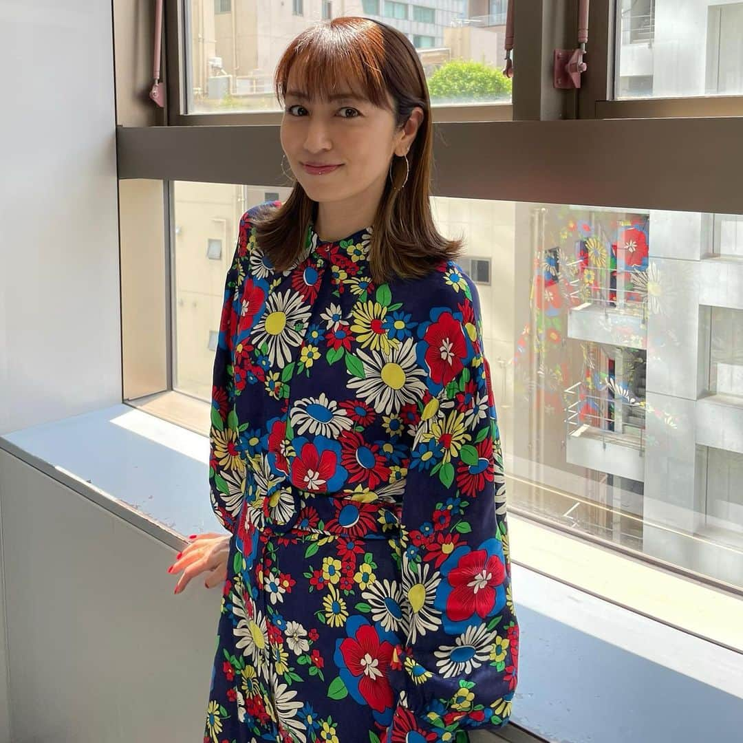 矢田亜希子さんのインスタグラム写真 - (矢田亜希子Instagram)「本日もラヴィット！ ありがとうございました‼︎ 本日のオープニングテーマは尖っているもの。 てことで尖っていた？(それほど尖っていたわけではないけれどお花つけてた)時代の私。w 今では考えられない日焼けしたかった10代の頃の私。w 大人たちに日傘をさしなさい！と言われて、渋々傘をさしてみる私。w でも真っ黒w #ラヴィット#水曜日#tbs#高校生#女子高生ブーム#時代#5枚目6枚目は16歳#渋谷109にて#洋服は#mejaneかloveboat#スーパールーズソックスが発売された時#90年代 #7枚目8枚目は18歳#メキシコにて#二十歳になってから美白に励みました 衣装は @tarajarmon_jp @enasoluna_official @gigi.jewelry @mandassociates」5月25日 21時38分 - akiko_yada