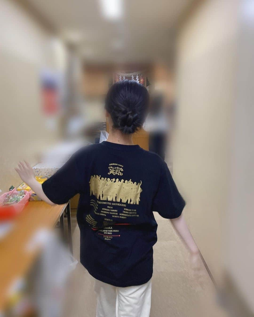 川上千尋さんのインスタグラム写真 - (川上千尋Instagram)「🕴🏻  #ぐれいてすとな笑まん グッズのTシャツ！  #笑まん のポスターで みんなが着てるタキシードを モチーフにしてるTシャツ☺️  可愛い🥲  みなさん ぜひお揃いにしましょう🫶🏻  #バックプリント #豪華 #観劇の思い出に #ぜひ #糸くずは #ご愛嬌 😽 #タキシード #tee  #スリッパ #名前付き」5月25日 21時40分 - this_chihhi