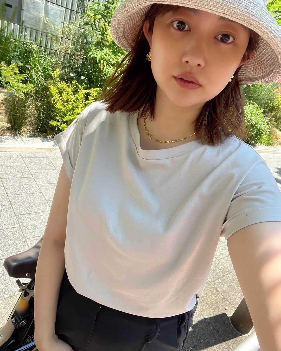 菊地亜美さんのインスタグラム写真 - (菊地亜美Instagram)「. 面倒くて日焼け止めは顔しか塗ってなかったけど、流石にもう焼けてしまい焦って身体用日焼け止め購入🌞  基本シンプルなTシャツが似合わないのですが、これは体のラインを拾わずなめらかで光沢感のあるトップスなので使いやすくて、夏大活躍💛 （グレー系その他のＬ🥰）  #クラシカルエルフ #classicalelf #エルフコーデ #タイアップ #uniqlo #gu #zara #ユニクロ #ジーユー #ザラ #Tシャツ #ボートネック #フレンチスリーブ#プチプラ#プチプラコーデ」5月26日 10時10分 - amikikuchi0905