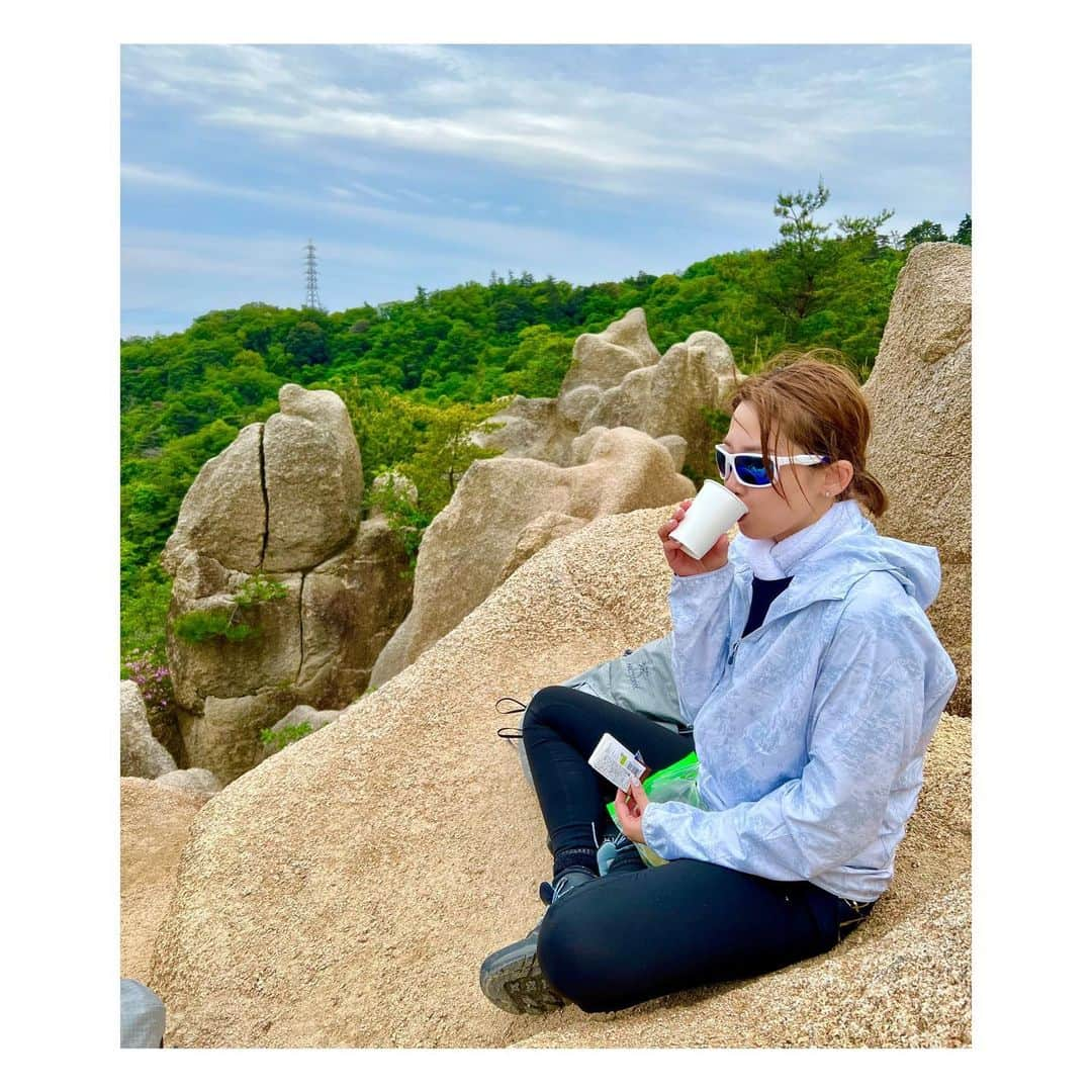 龍真咲さんのインスタグラム写真 - (龍真咲Instagram)「いつかの山登り🚶‍♀️ 前回登った時の反省点をいかして。 自然と共存しながら楽しめるアウトドアにハマっています😊 今シーズンの日本でのトレッキングもあと1回行けるかどうか。。 Monacoにもシューズを持って行くか悩み中です🌀  今回は… あ、あと3段で地上！と思った瞬間に地球がひっくり返りました🌏 邪心はダメですね💦 次回は最後まで集中したいと思います😤❗️  #山登り初心者  #トレッキング初心者  ほっと一息を求めて💛 ラストは山猿🐒」5月26日 10時27分 - masaki_ryu