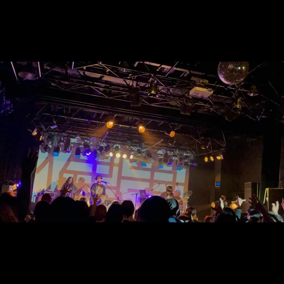 悠介 さんのインスタグラム写真 - (悠介 Instagram)「改めて...⁡ ⁡ ⁡ 昨日の大阪公演に足を運んでくれた皆様⁡ ⁡ どうもありがとう◎⁡ ⁡ 回を重ねる毎に、バンド感が増しているのを実感しています。⁡ ⁡ 次公演のSHINJUKU BLAZEでは、更に増していけたらなと思います。⁡ ⁡ 楽しみにしていてね😁⁡ ⁡ ⁡ ⁡ ⁡ ⁡ ＿＿＿⁡ ⁡ 健康 ( @kenko.ysk.akt )⁡ ⁡ - Member -⁡ ⁡ 悠介 : @ysk_lynch ⁡ (Gt./Cho./Key./Perc.)⁡ ⁡ 松本明人 : @akito_m_sh ⁡ (Vo./Gt/Syn./Perc.)⁡ ⁡ 高松浩史 : @hirofumi_takamatsu ⁡ (Ba.(Support))⁡ ⁡ 莎奈 : @sanasanana37 ⁡ (Drs./Mani.(Support)) ⁡ ⁡ Photo by Staff ⁡ ⁡ ■Next...⁡ ⁡ [Tour Final]⁡ 6月4日(土) ⁡ 東京都・SHINJUKU BLAZE　⁡ 開場16:45 開演17:30⁡ ⁡ 全自由 ¥6,600 (税込/D別)⁡ ※整理番号順の入場⁡ ※未就学児入場不可⁡ ※2枚でお申込みの場合、事前に同行者の個人情報もお預かりします⁡ ⁡ 総合問い合わせ : ⁡ サイレン・エンタープライズ⁡ 03-3447-8822⁡ ⁡ ■オフィシャル先行受付(抽選)⁡ 受付期間：～4月14日(木) 23:59⁡ 受付URL：https://l-tike.com/st1/kenko2022t-offtk⁡ 制限枚数：各公演お１人様1申込2枚⁡ ■一般発売(先着)⁡ 4月29日(金祝)AM10:00～⁡ ⁡ #健康KENKO⁡ #KEN子⁡ #悠介⁡ #松本明人⁡ #lynch.⁡ #真空ホロウ」5月26日 11時20分 - ysk_lynch