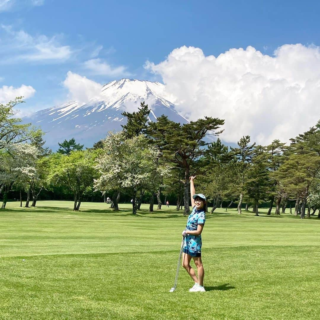 山内鈴蘭さんのインスタグラム写真 - (山内鈴蘭Instagram)「山梨県の山中湖村スポーツ協会様ゴルフ大会に招待いただきました☺️⛳️ ． 晴天に恵まれ、富士山も大きく綺麗に見えたよーーー😍🗻 ． 今回の大会は第30回という記念すべき日で、山中湖村スポーツ協会の方々、山中湖村役場の方々、山中湖教育委員会の方々など、約150名の皆様とゴルフをきっかけに未来のある楽しいお話をさせて頂きました😭💓💓 (お偉いさんいっぱいで緊張したよ！泣) ． 現在、富士レイクサイドカントリー倶楽部にブランド【Gorurun】をセレクトして頂いてたりっ💓 ． 実はイベントもしていたり、山梨県の皆様とお会いする機会が多いんですっ😆 ． コンペ商品にはGorurunアイテムもご協賛させて頂きました⛳️ ． 本当に皆さん優しく、温かい方々ばかりで、、私も何かお手伝いできたら！と思うばかりです🙇‍♀️💓 ．　 山内鈴蘭としても、Gorurunとしても、山梨県の皆様にお力になれるように頑張りますので！！ ． 今後ともよろしくお願いします☺️💓 ． ． ． #山梨県 #山中湖 #山中湖村 #山中湖村スポーツ協会  #山中湖村役場 #村民ゴルフ大会  #富士レイクサイドカントリー倶楽部  #富士ゴルフコース #富士山 #ゴルフコンペ #ゴルフイベント #ドラコン #ゴルフ #ゴルフ女子  #gorurun #ゴルフ好き #アイアンショット #ありがとうございました💓」5月26日 11時26分 - xxsuzuranxx